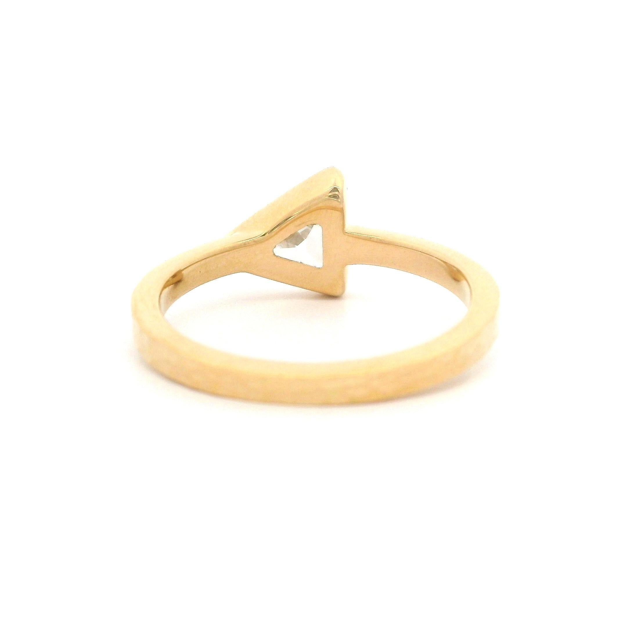 Bague neuve en or jaune 18 carats avec diamants taille trillion sertis en chaton de 0,62 carat en vente 6