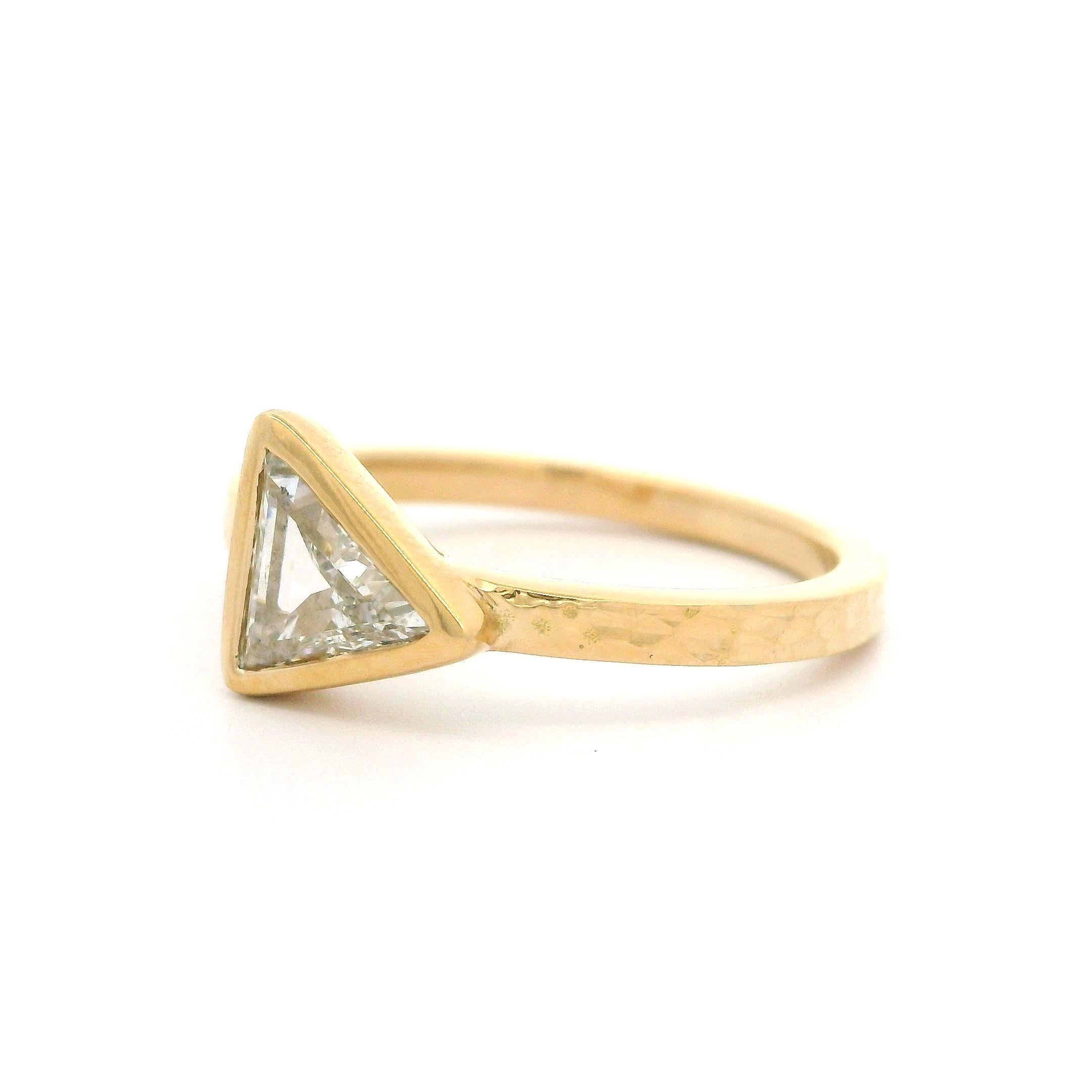 Bague neuve en or jaune 18 carats avec diamants taille trillion sertis en chaton de 0,62 carat en vente 7