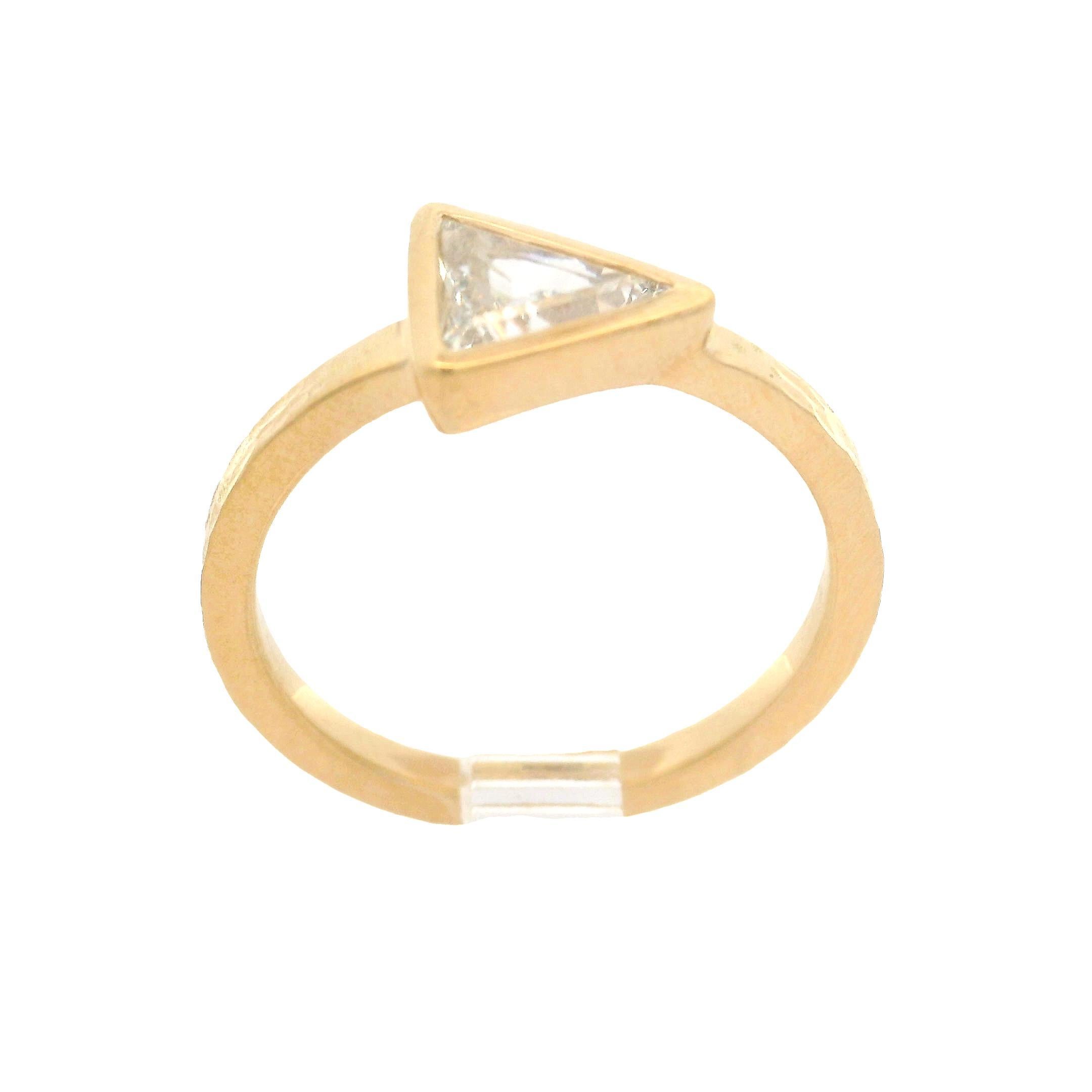 Bague neuve en or jaune 18 carats avec diamants taille trillion sertis en chaton de 0,62 carat en vente 8