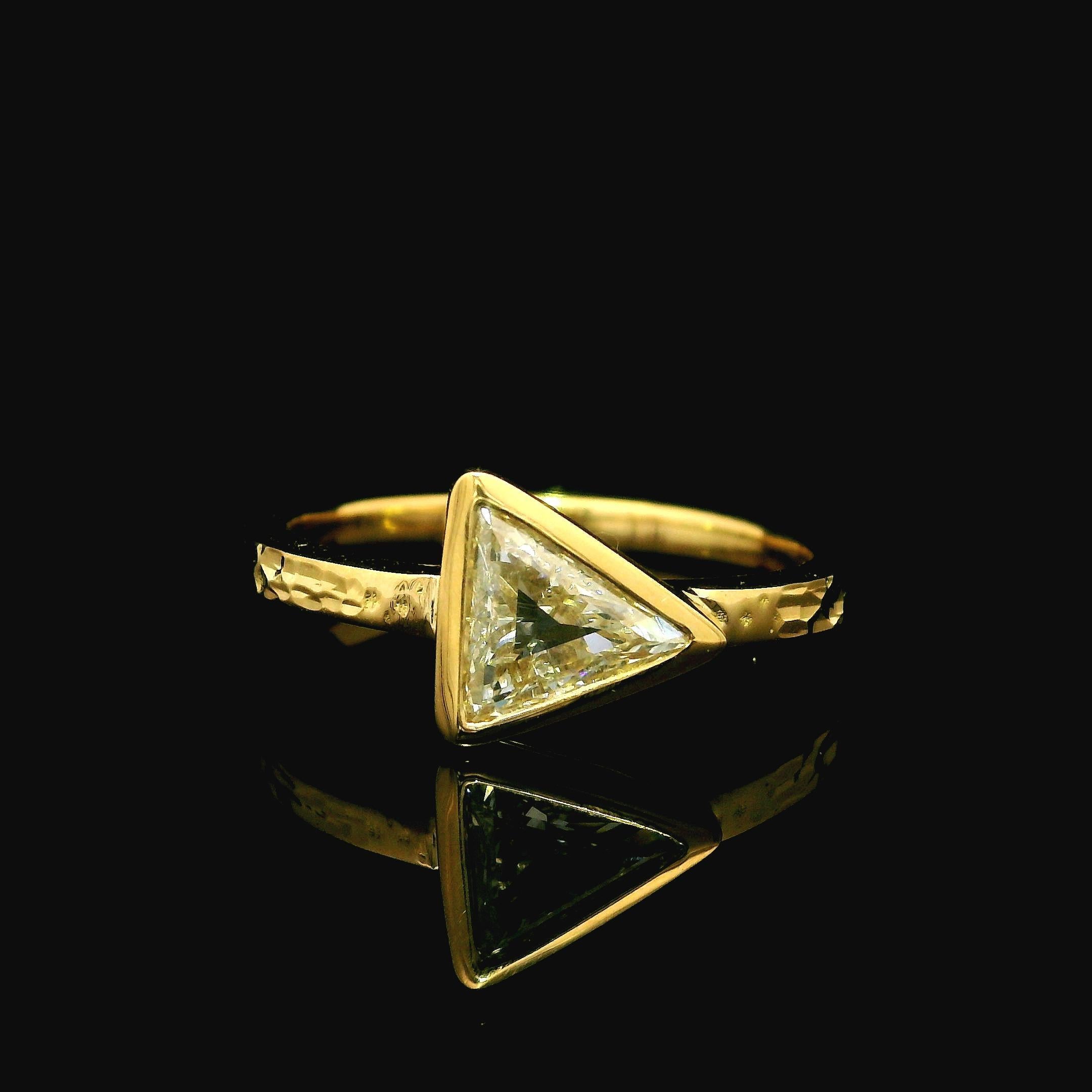 --Pierre(s) :...
(1) Diamant naturel véritable - taille trillion - serti - couleur I - pureté SI1 - 0,62ct (exact)
Poids total en carats : 0.62 (exact)

MATERIAL : Or jaune 18k massif
Poids : 3.32 grammes
Taille de la bague : 6.0 (Nous pouvons