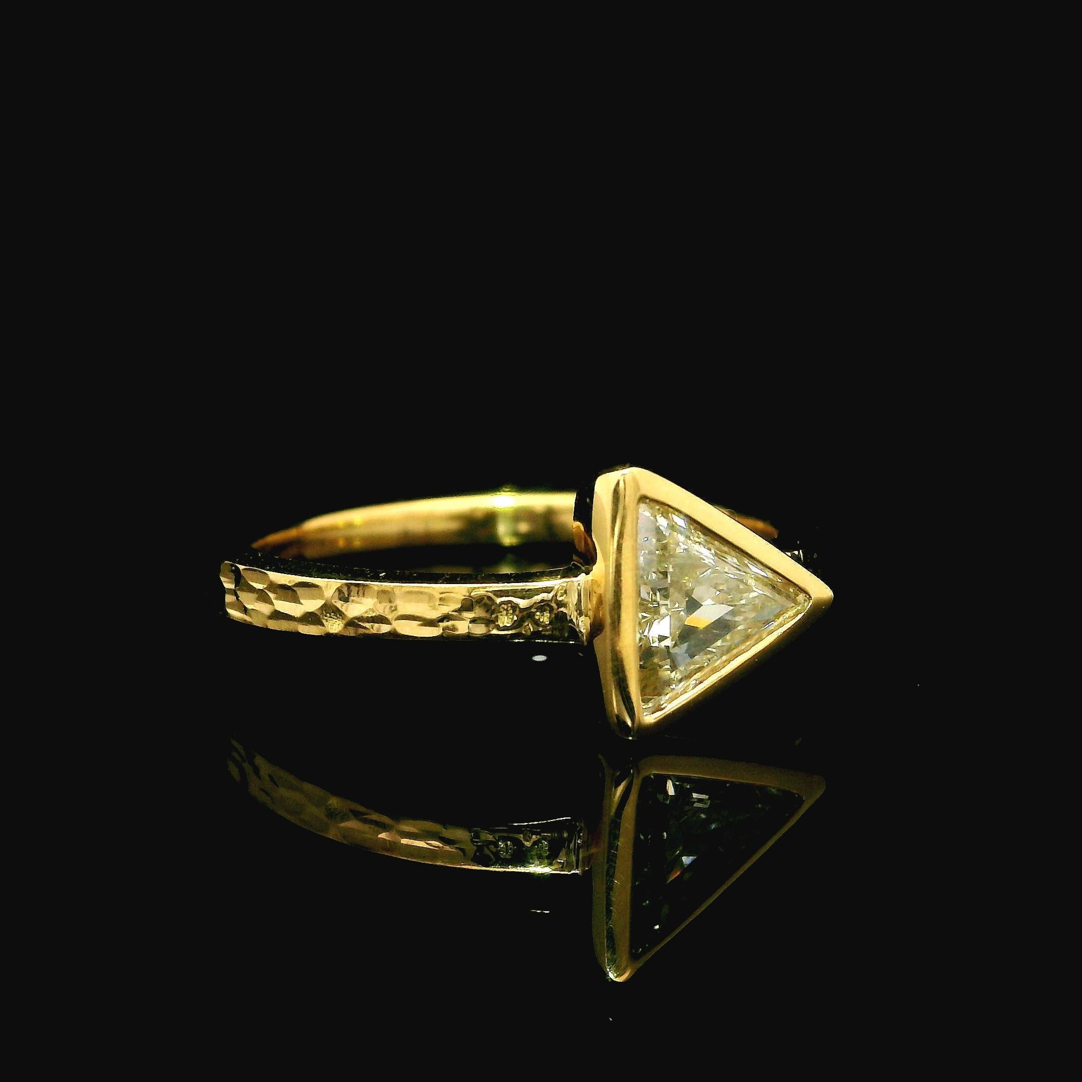 Taille trillion Bague neuve en or jaune 18 carats avec diamants taille trillion sertis en chaton de 0,62 carat en vente