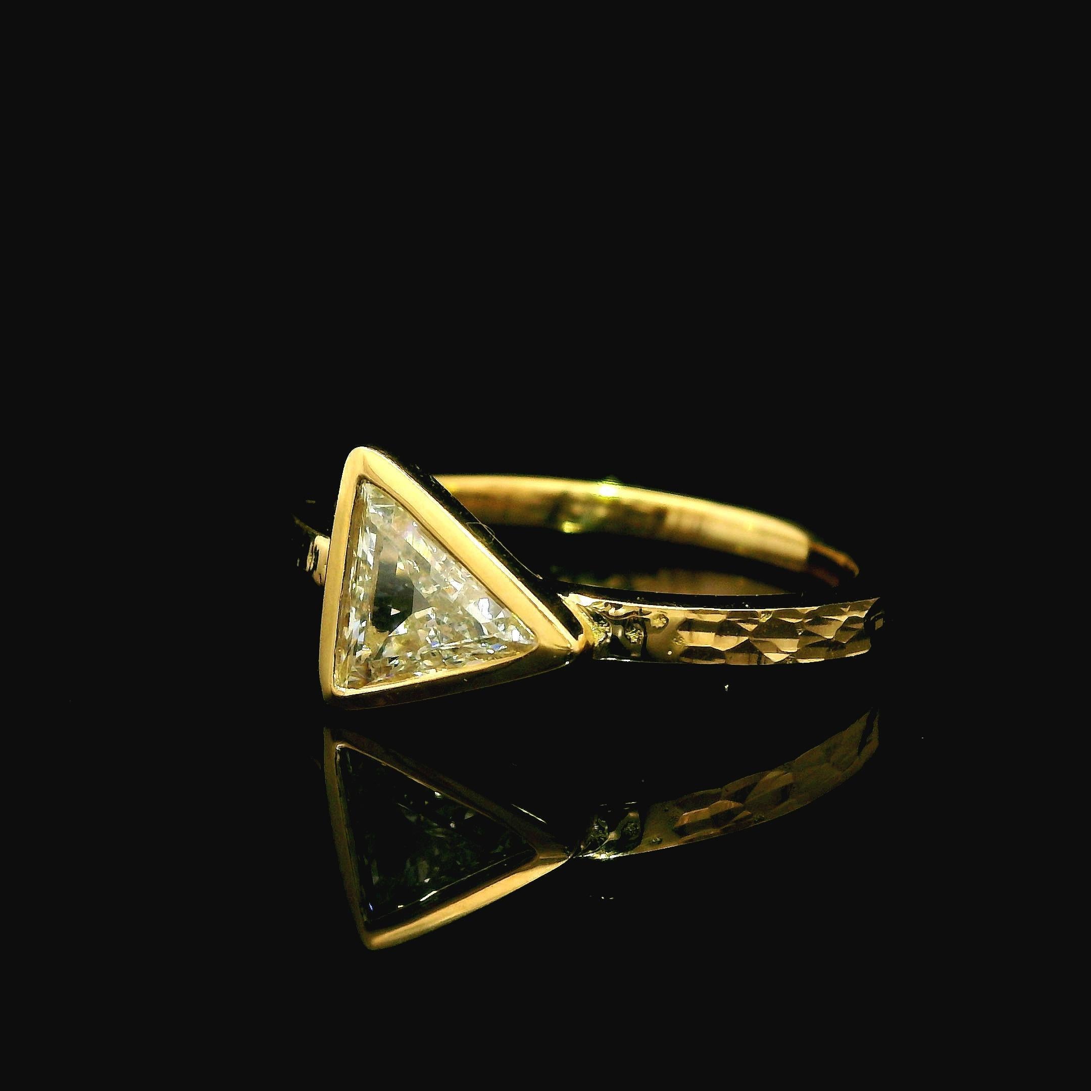 Bague neuve en or jaune 18 carats avec diamants taille trillion sertis en chaton de 0,62 carat Neuf - En vente à Montclair, NJ