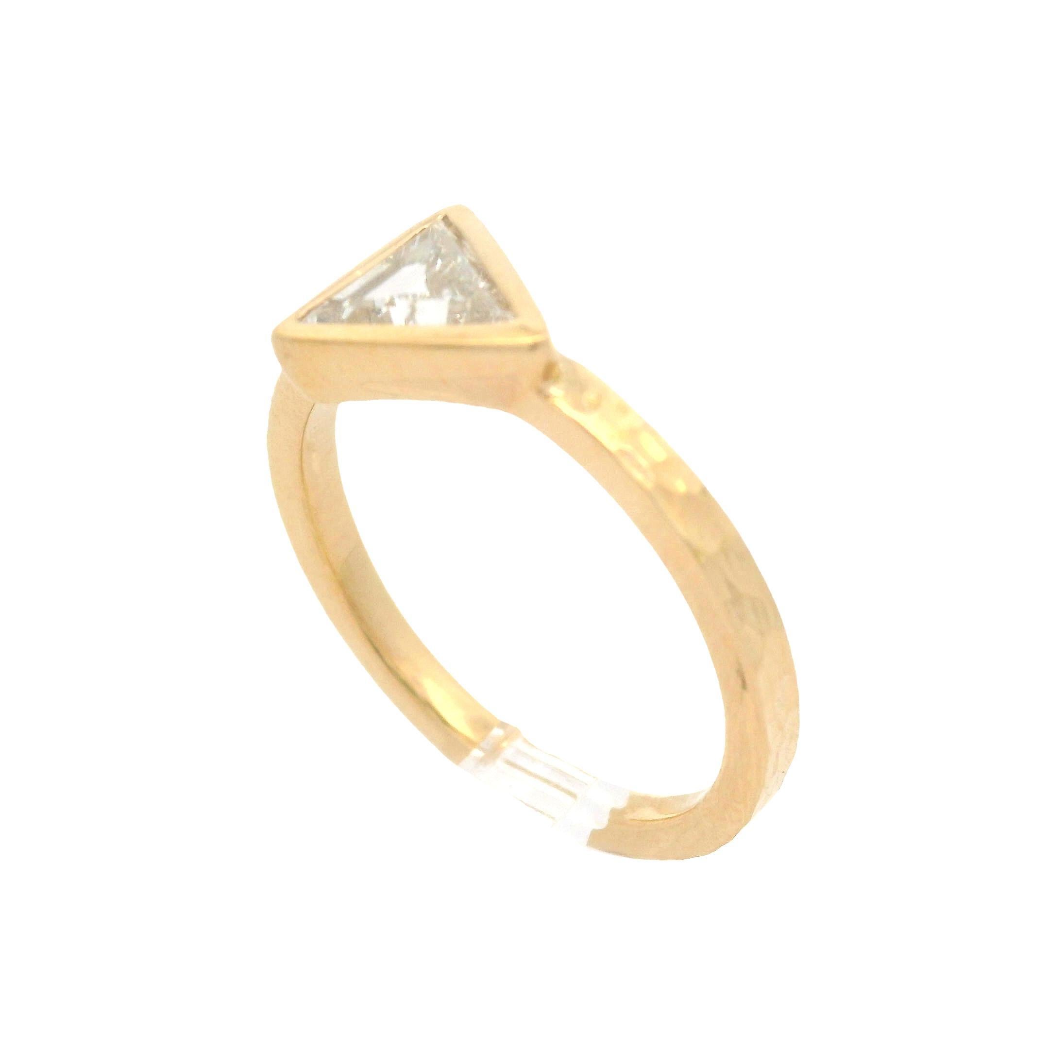 Bague neuve en or jaune 18 carats avec diamants taille trillion sertis en chaton de 0,62 carat Pour femmes en vente