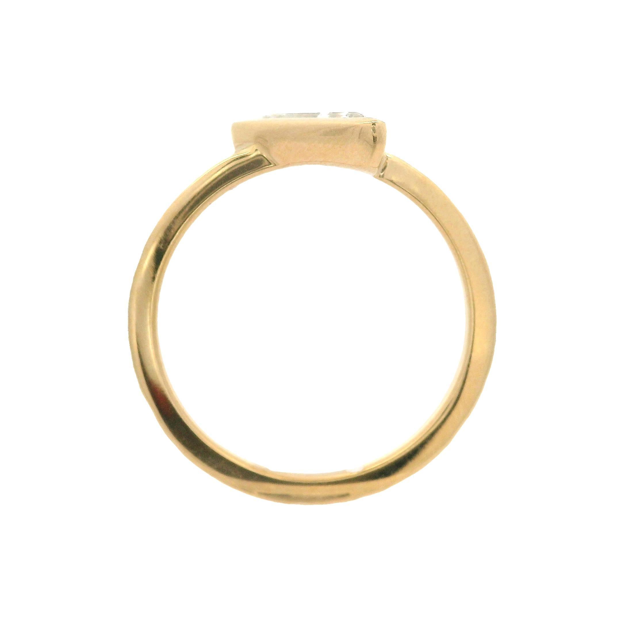 Bague neuve en or jaune 18 carats avec diamants taille trillion sertis en chaton de 0,62 carat en vente 1