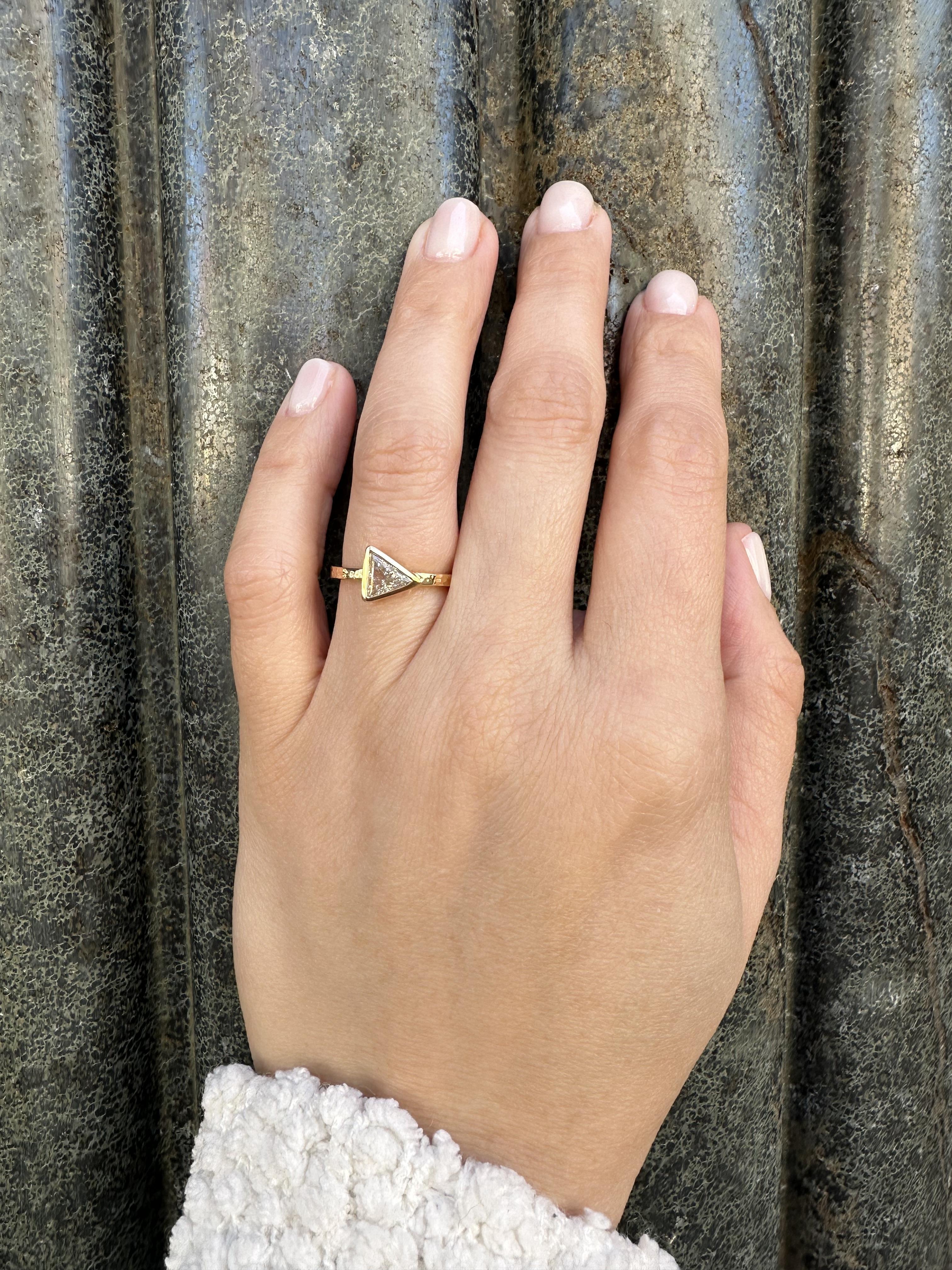 Bague neuve en or jaune 18 carats avec diamants taille trillion sertis en chaton de 0,62 carat en vente 2