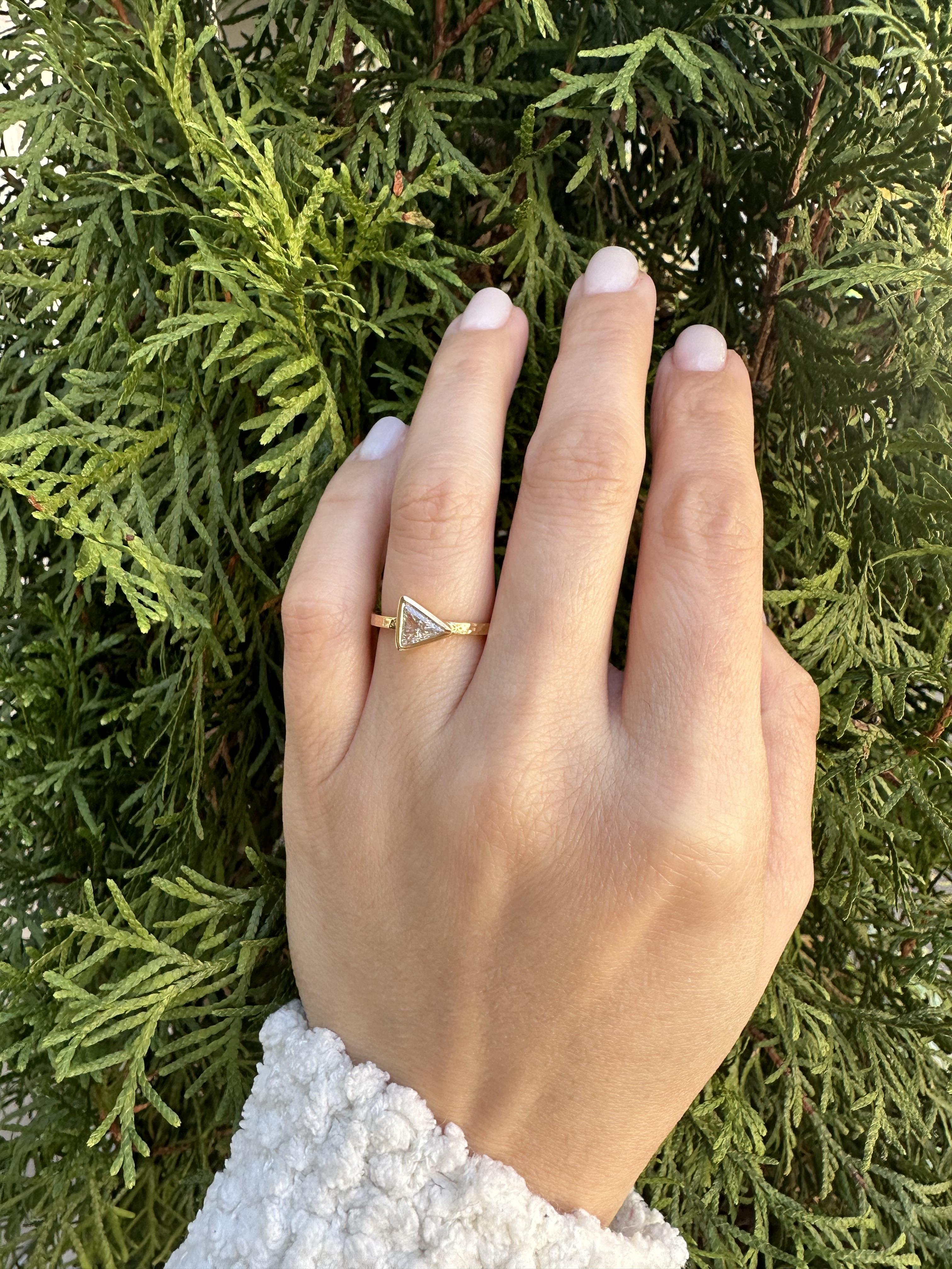 Bague neuve en or jaune 18 carats avec diamants taille trillion sertis en chaton de 0,62 carat en vente 3