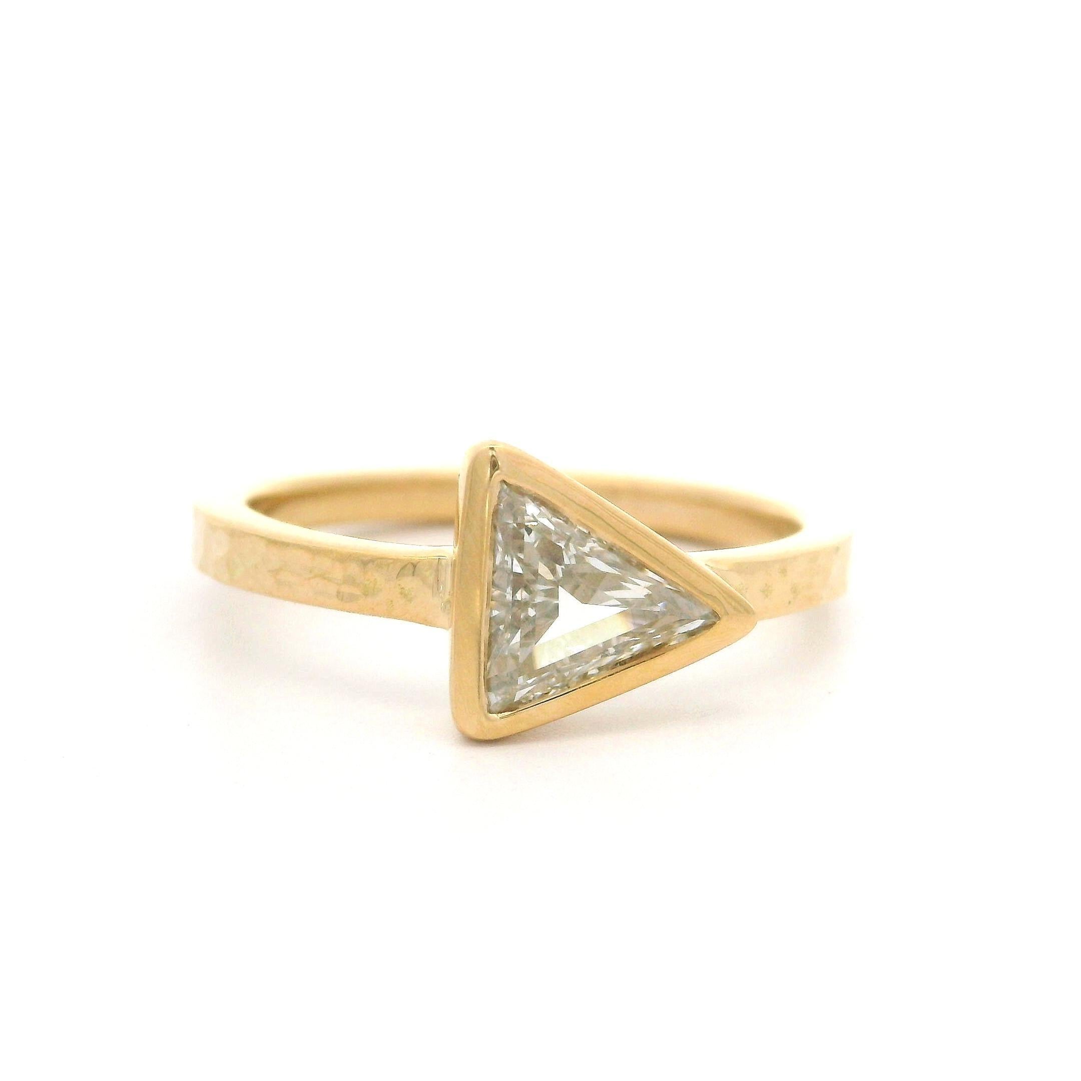 Bague neuve en or jaune 18 carats avec diamants taille trillion sertis en chaton de 0,62 carat en vente 4