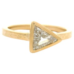 Neu 18k Gelbgold 0,62ctw Lünette Set Trillion Cut Diamond Hammered Finish Ring
