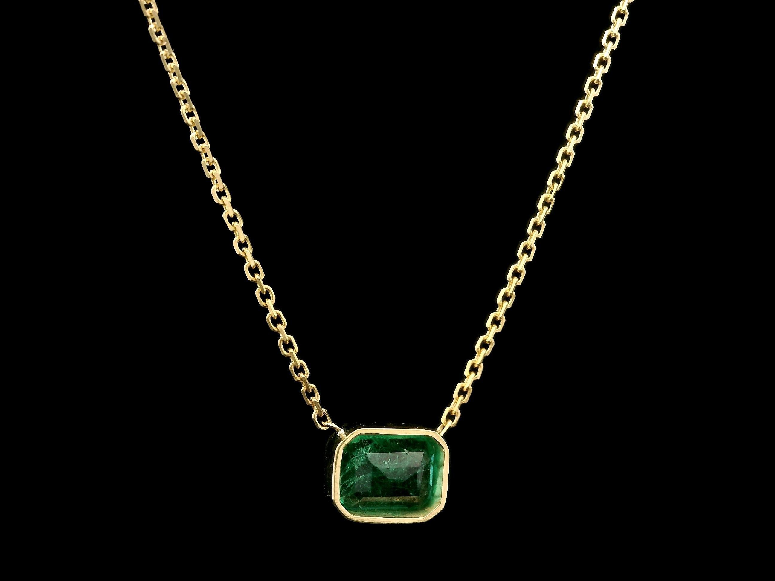 A VOIR ABSOLUMENT - INCROYABLE EMERAUDE ! 
--Pierre(s) :...
(1) Émeraude véritable naturelle - taille émeraude - sertie - couleur vert vif - 5.40 x 7.04mm -1.30ctw (exact)

MATERIAL : Or jaune 18k massif
Poids : 2.81 grammes
Type de chaîne : 1.11mm