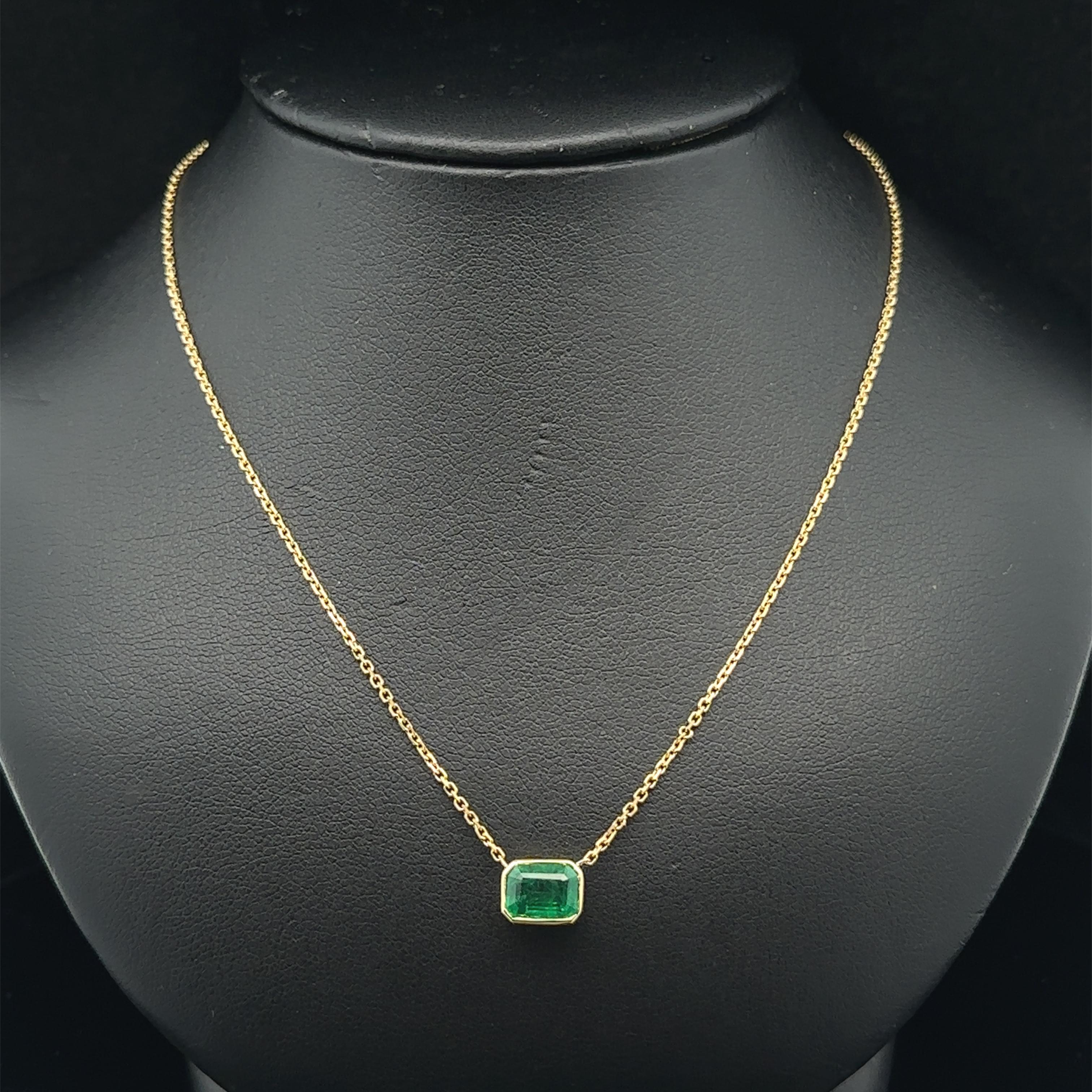 Taille émeraude NOUVEAU collier réglable à chaton solitaire en or jaune 18 carats avec émeraude 1,30 ctw en vente