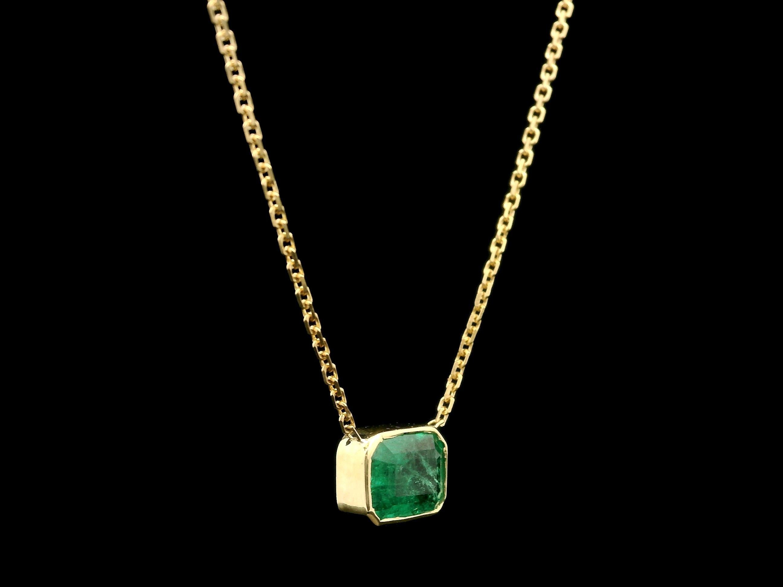 NOUVEAU collier réglable à chaton solitaire en or jaune 18 carats avec émeraude 1,30 ctw Pour femmes en vente