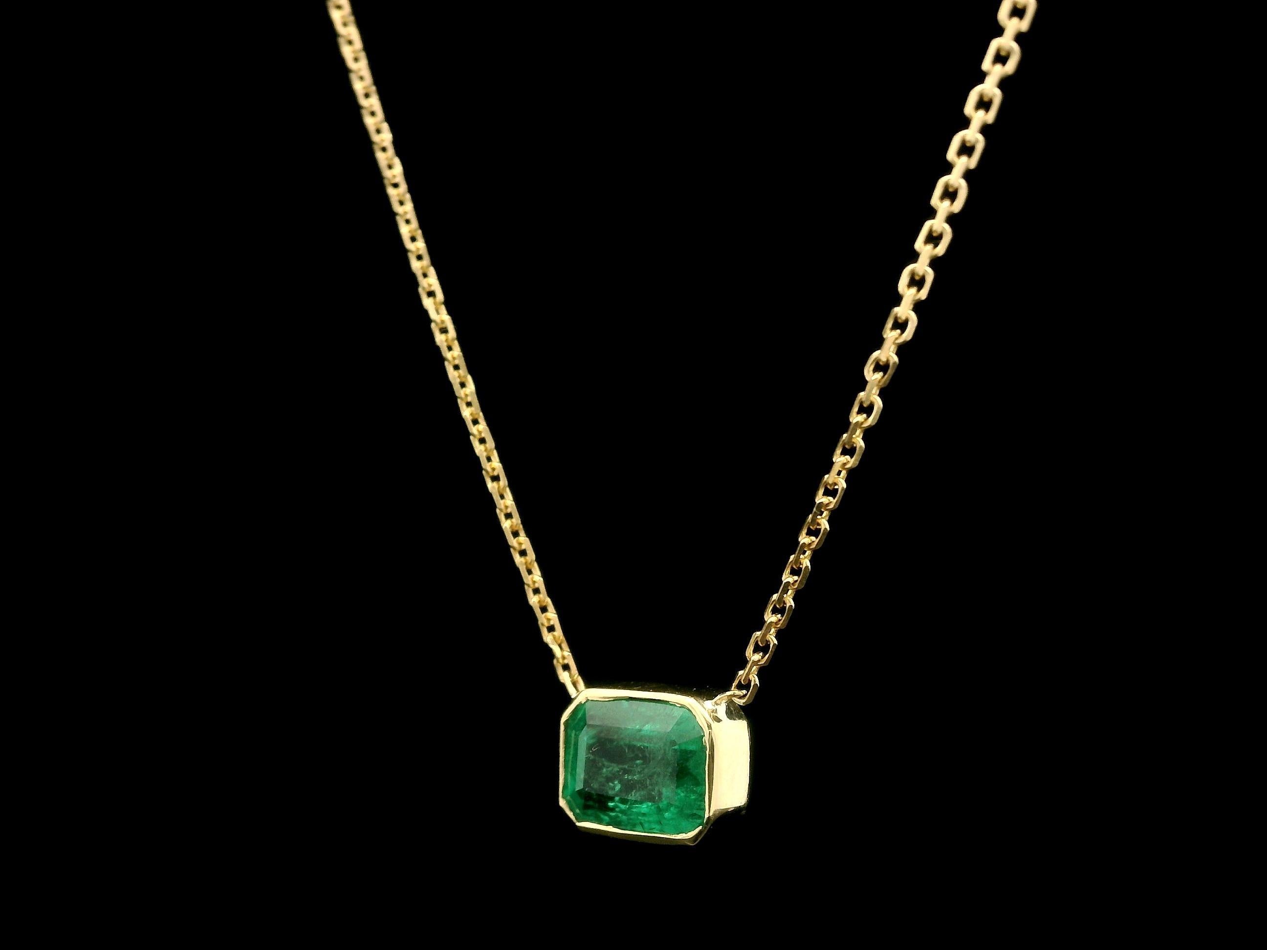 NOUVEAU collier réglable à chaton solitaire en or jaune 18 carats avec émeraude 1,30 ctw en vente 1