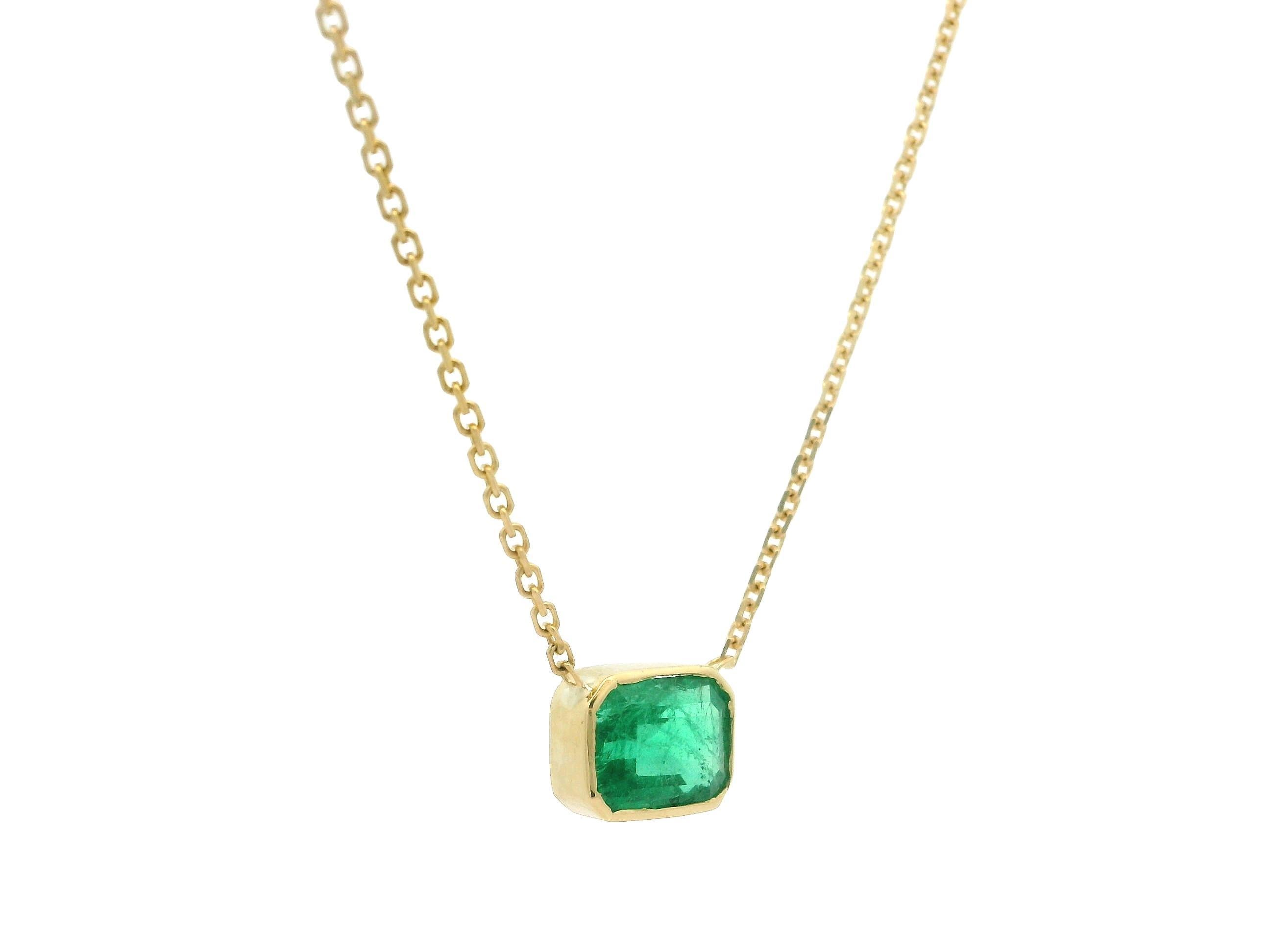 NOUVEAU collier réglable à chaton solitaire en or jaune 18 carats avec émeraude 1,30 ctw en vente 2
