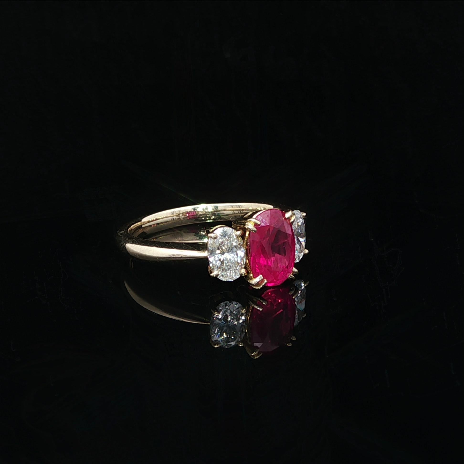New 18k Yellow Gold 1.96ctw GIA Oval Burma Ruby w/ Diamond Sides 3 Stone Ring en vente 7