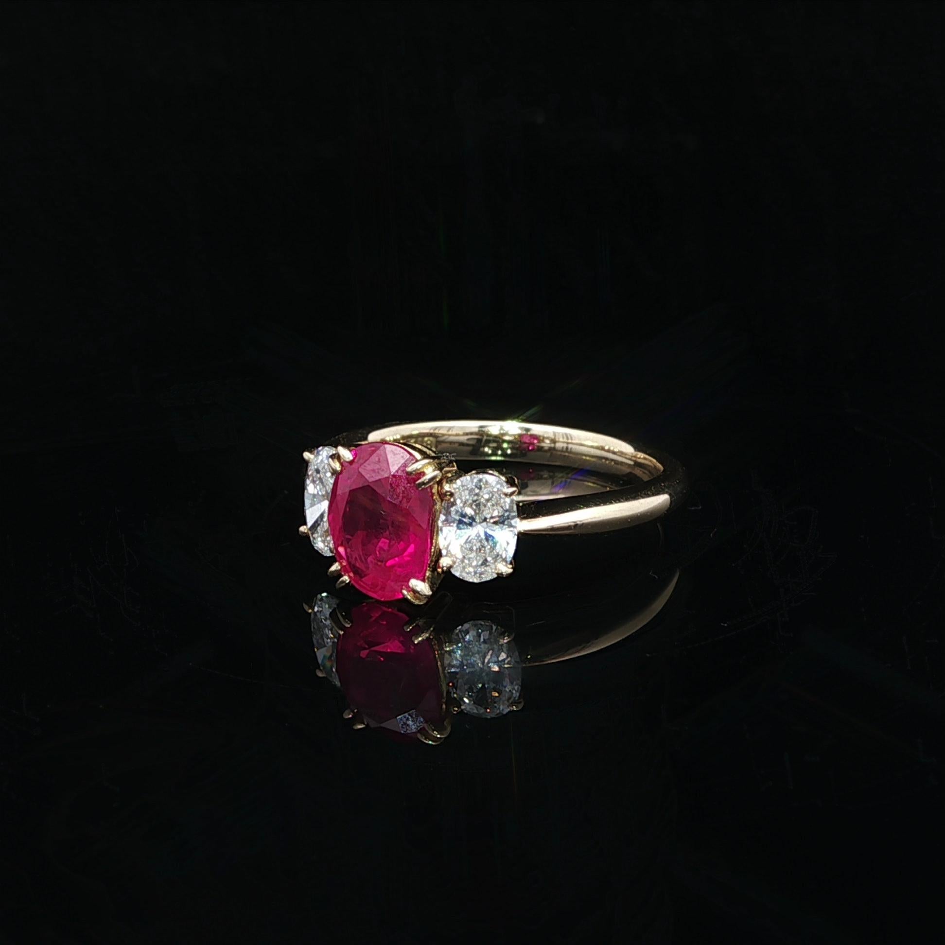 New 18k Yellow Gold 1.96ctw GIA Oval Burma Ruby w/ Diamond Sides 3 Stone Ring en vente 8