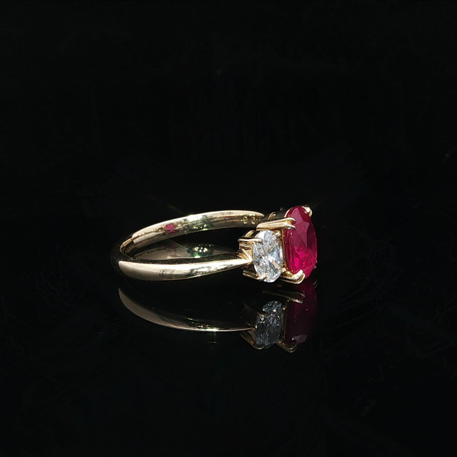 Taille ovale New 18k Yellow Gold 1.96ctw GIA Oval Burma Ruby w/ Diamond Sides 3 Stone Ring en vente