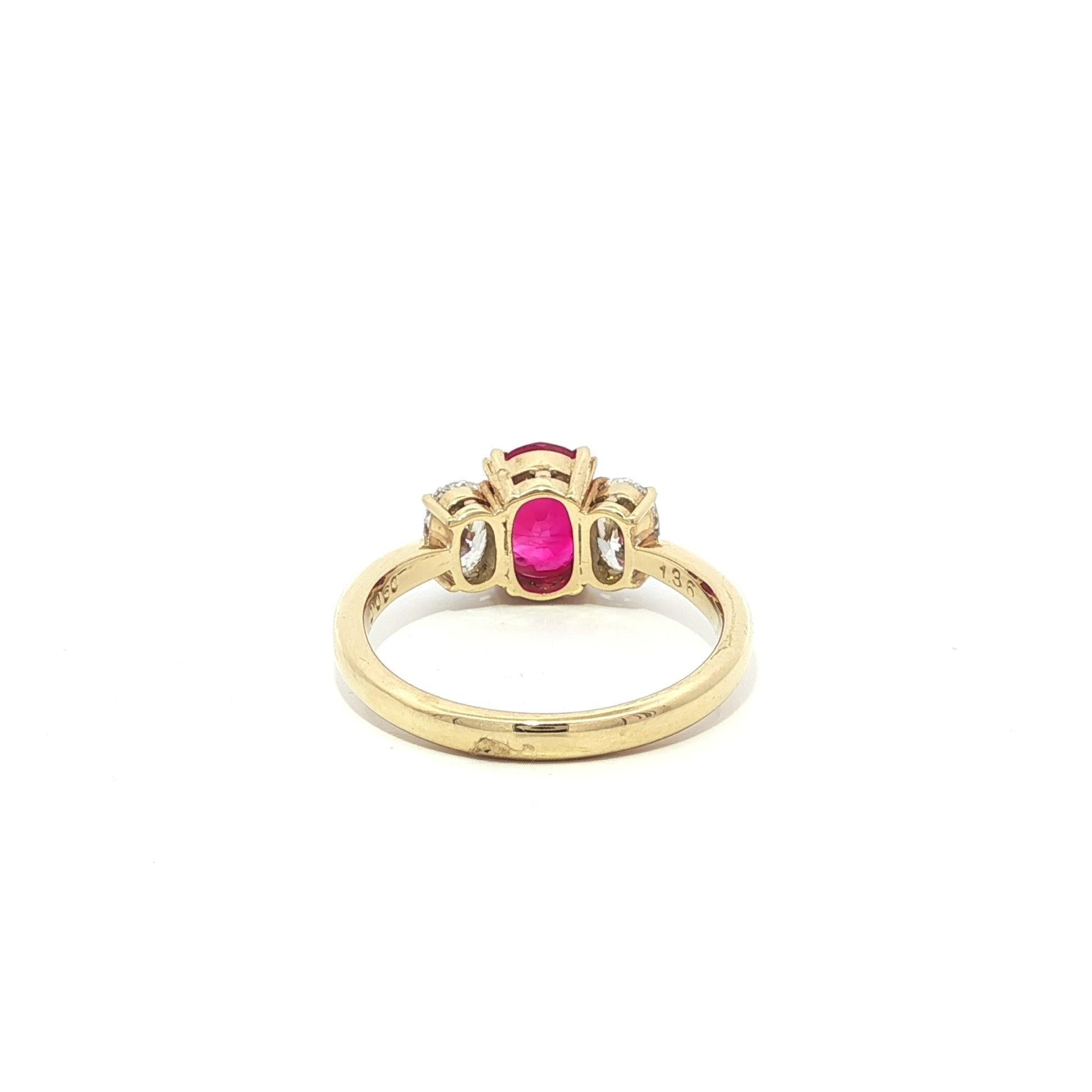 New 18k Yellow Gold 1.96ctw GIA Oval Burma Ruby w/ Diamond Sides 3 Stone Ring Pour femmes en vente