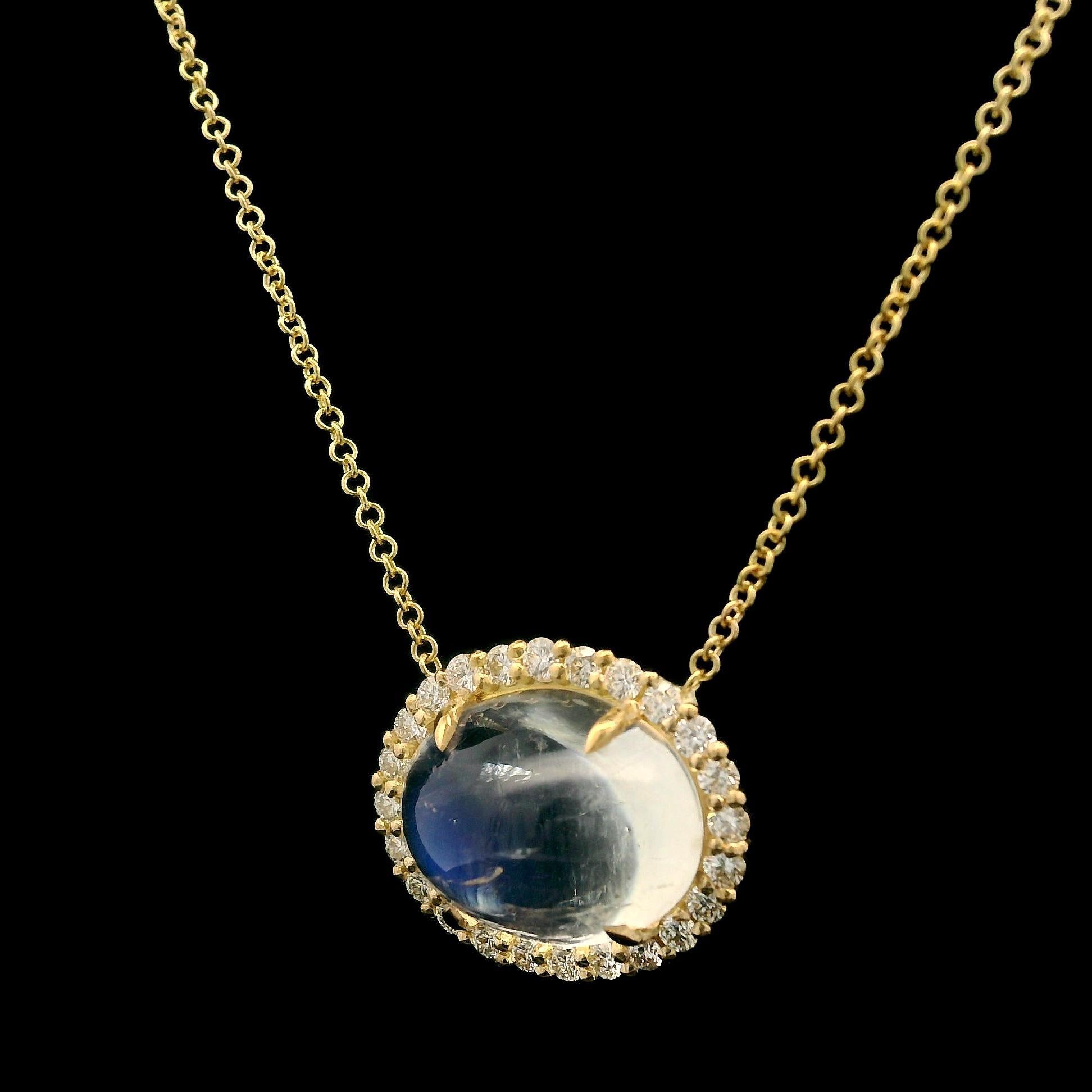 Taille cabochon Collier pendentif en or jaune 18 carats, pierre de lune cabochon de 5,21 carats avec halo de diamants en vente