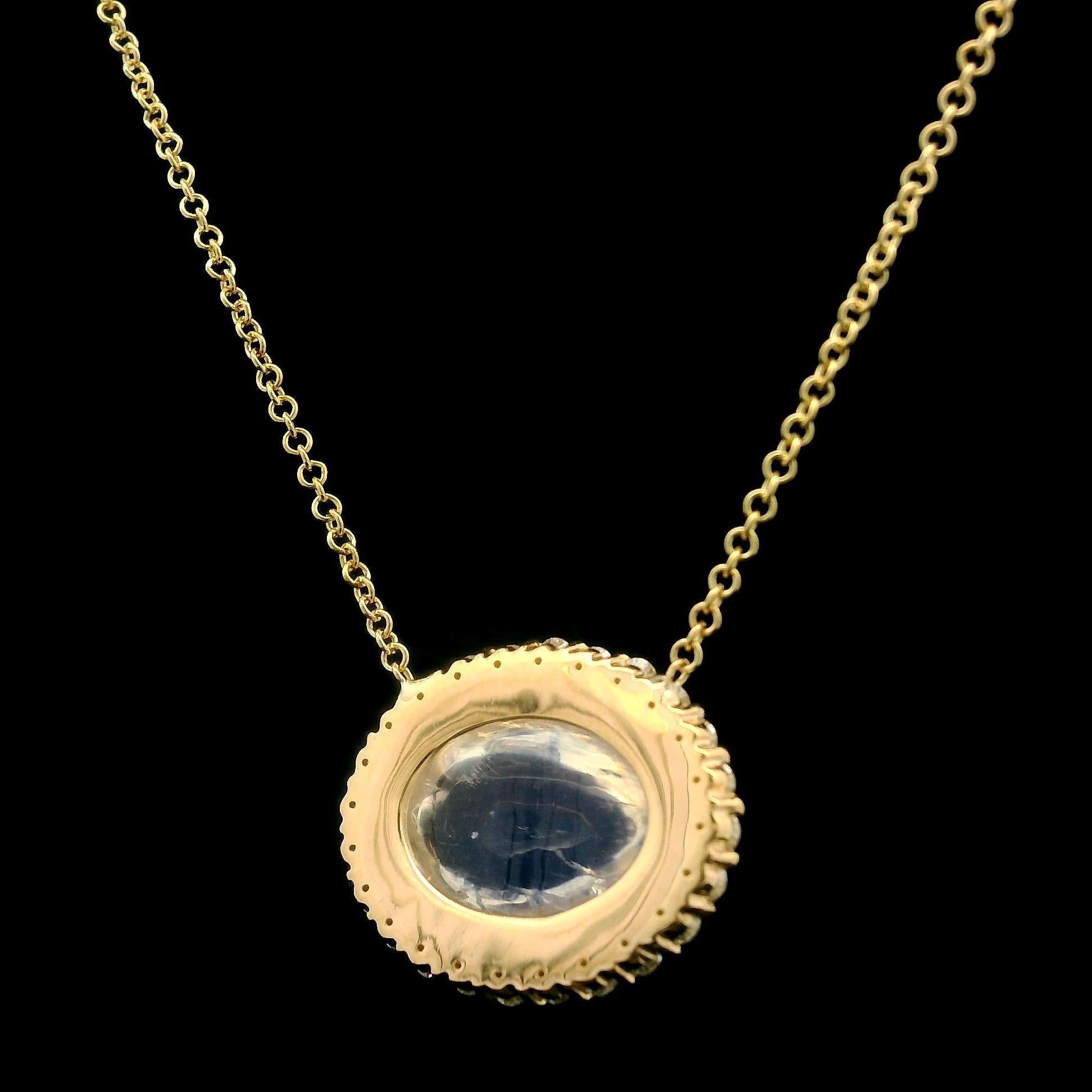 Collier pendentif en or jaune 18 carats, pierre de lune cabochon de 5,21 carats avec halo de diamants Neuf - En vente à Montclair, NJ
