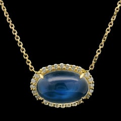 New 18k Yellow Gold 6.56ctw Blue Moonstone and Diamond Halo Pendant Necklace (Collana con diamanti e pietra lunare blu)