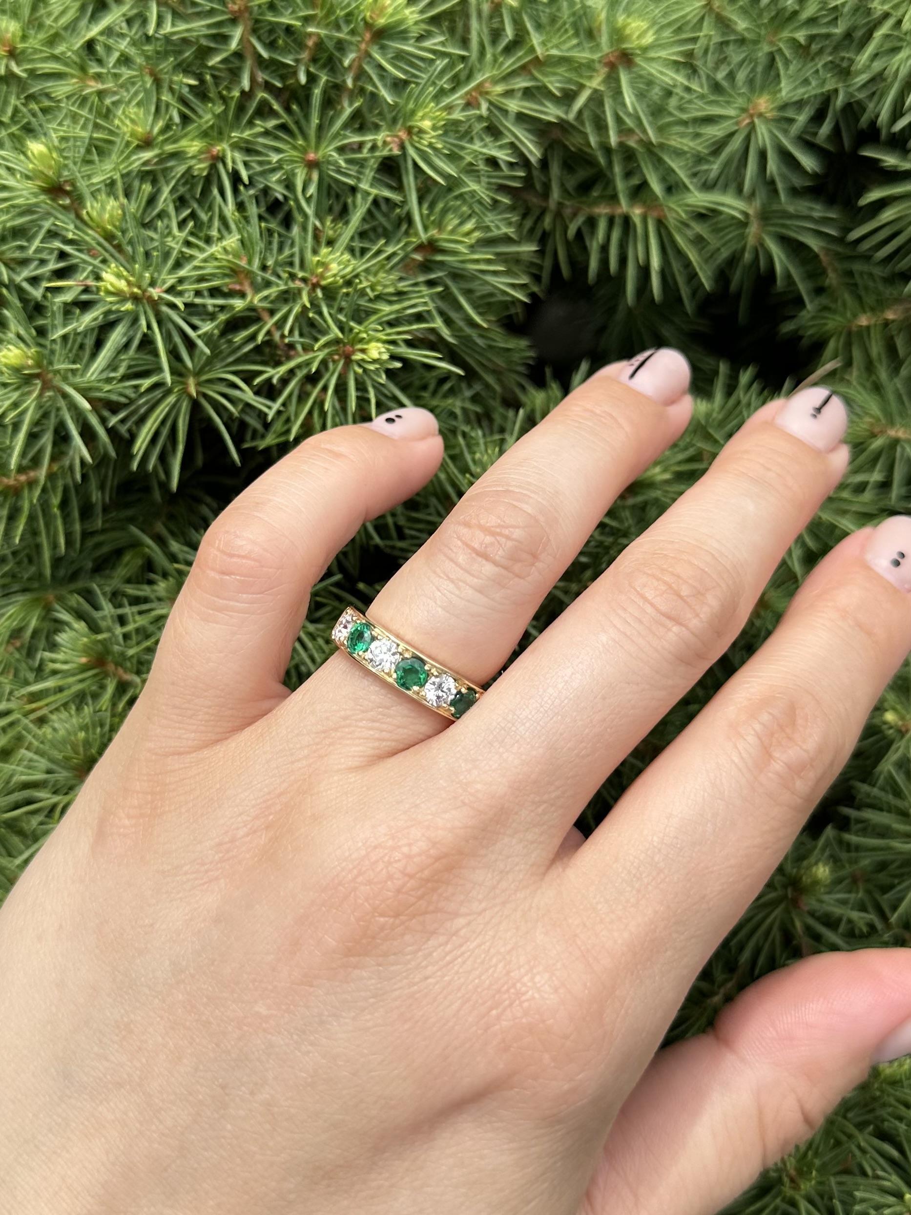 -Pierre(s) : -
(3) Diamants naturels authentiques - taille ronde brillante - sertis en pavé - belle couleur blanc brillant - 0.76ctw (exact)
(3) Emeraudes naturelles véritables - taille ronde et brillante - serties - couleur vert vif et propre - à