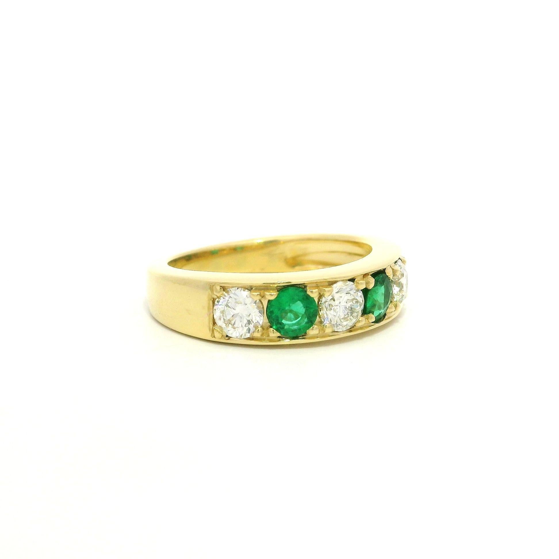 New 18k Yellow Gold Emerald & Diamond High Quality Heavy Band Ring (bague en or jaune 18k avec émeraudes et diamants) en vente 3
