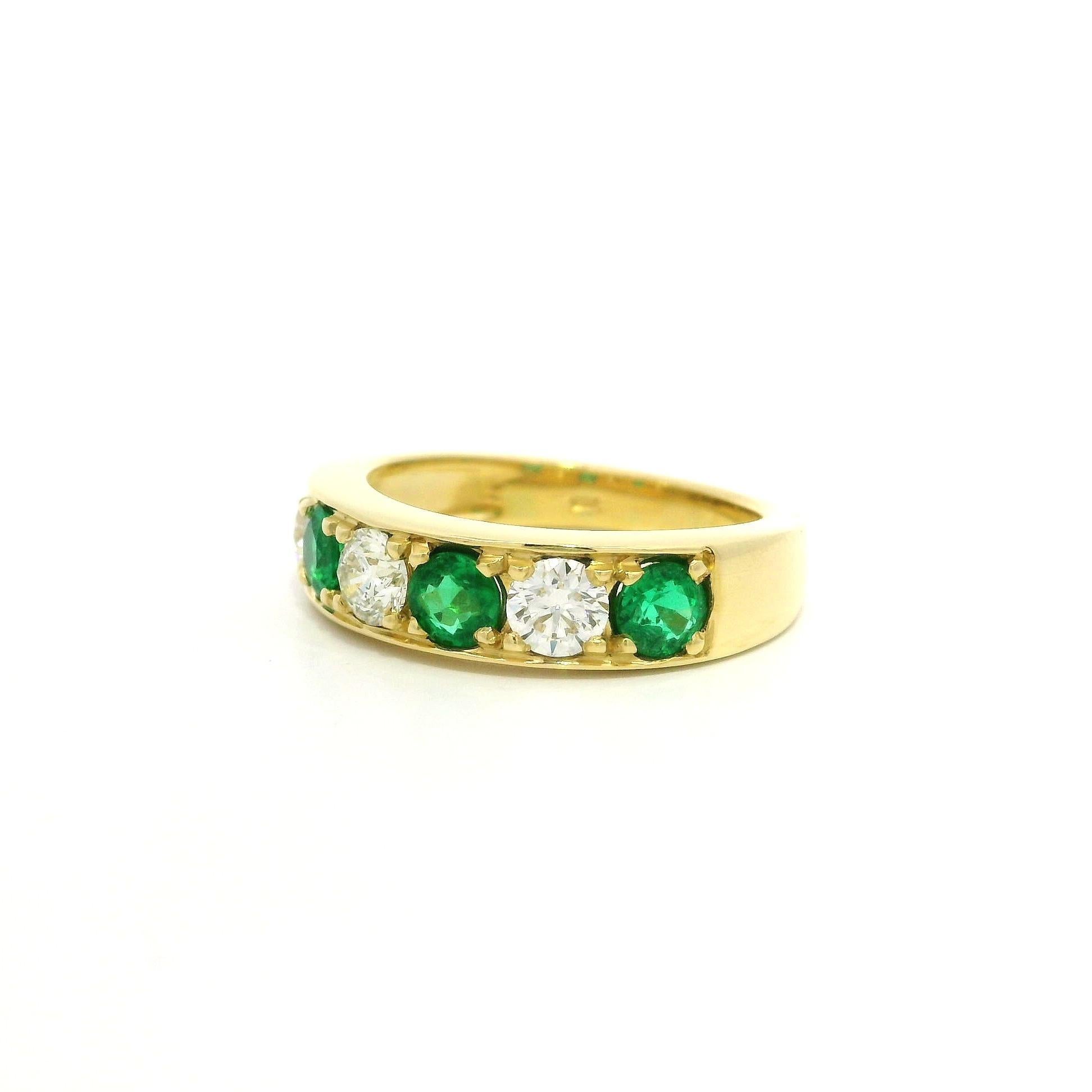 New 18k Yellow Gold Emerald & Diamond High Quality Heavy Band Ring (bague en or jaune 18k avec émeraudes et diamants) en vente 4