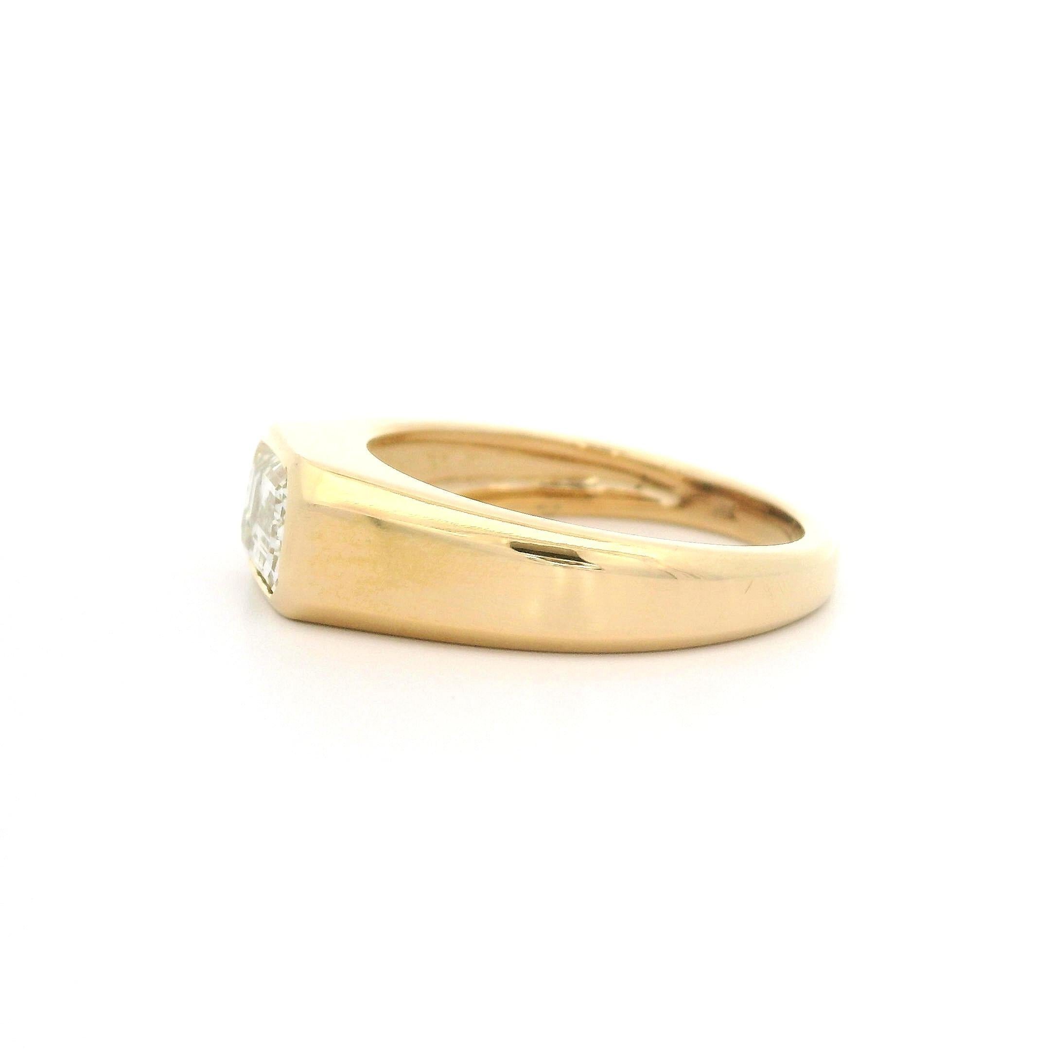 Bague solitaire en or jaune 18 carats avec diamant taille émeraude de 1,00 carat certifié GIA, neuve en vente 3