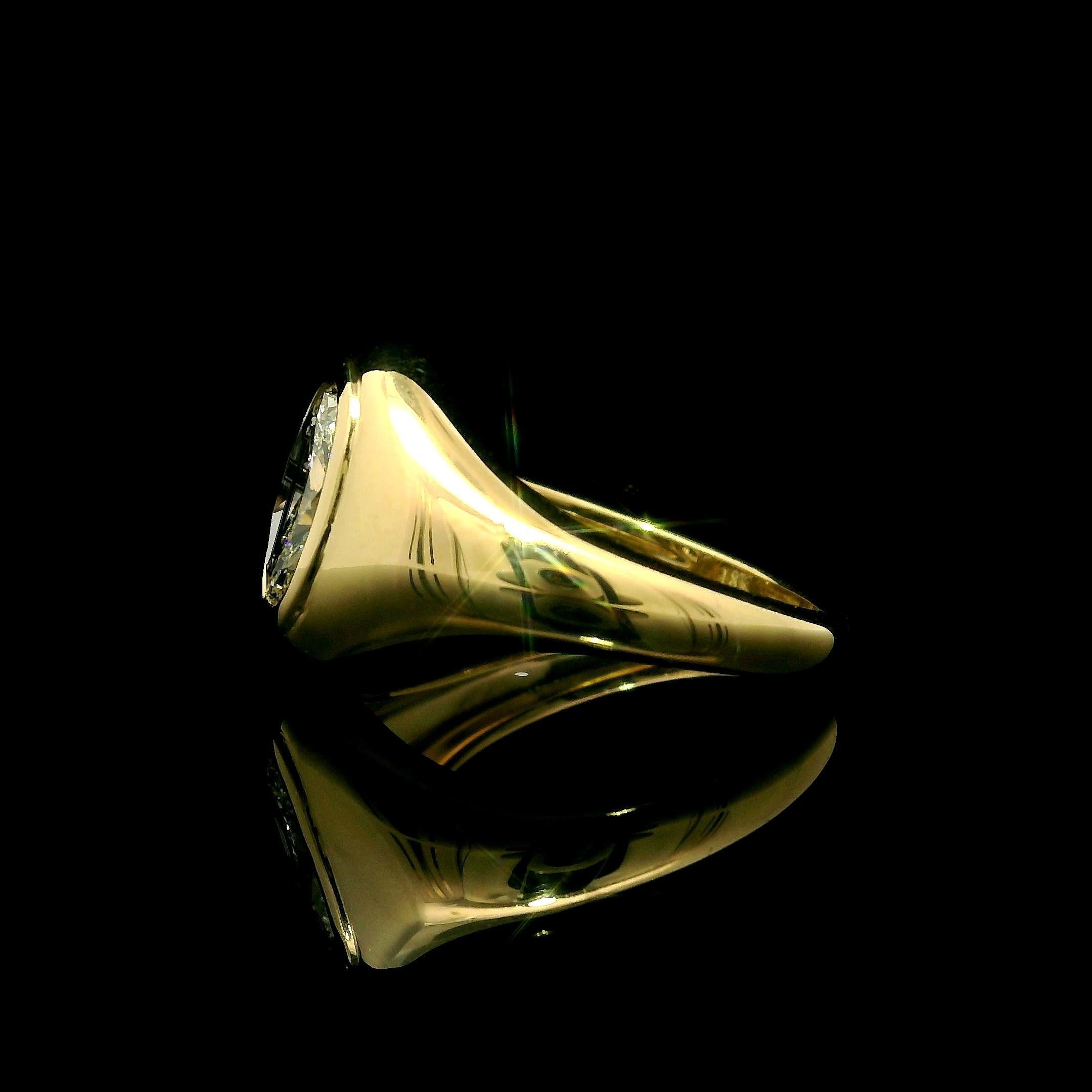 Taglio ovale New 18k Yellow Gold GIA 1.01ct Etched Cross Oval Diamond Signet Style Ring in vendita
