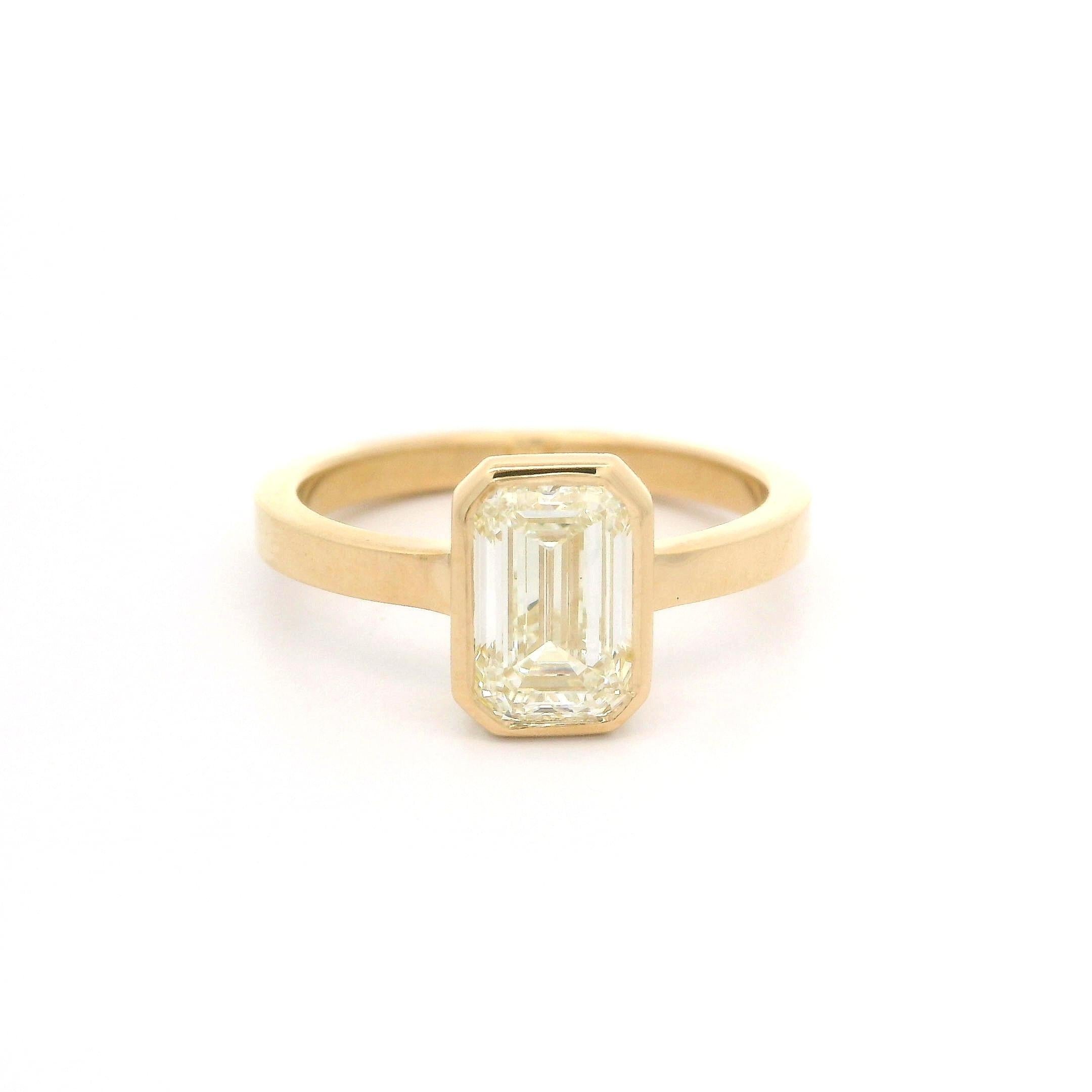 New 18k Yellow Gold GIA 1.50ct Bezel Long Emerald Cut Diamond Solitaire Ring For Sale 9