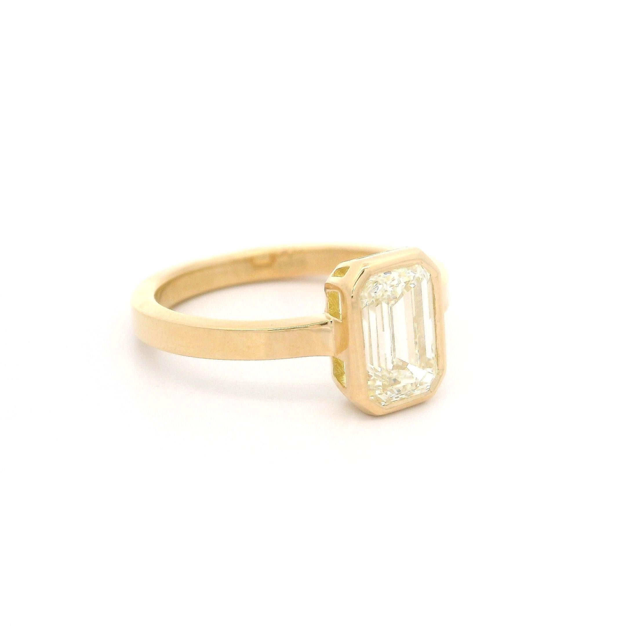 New 18k Yellow Gold GIA 1.50ct Bezel Long Emerald Cut Diamond Solitaire Ring For Sale 10