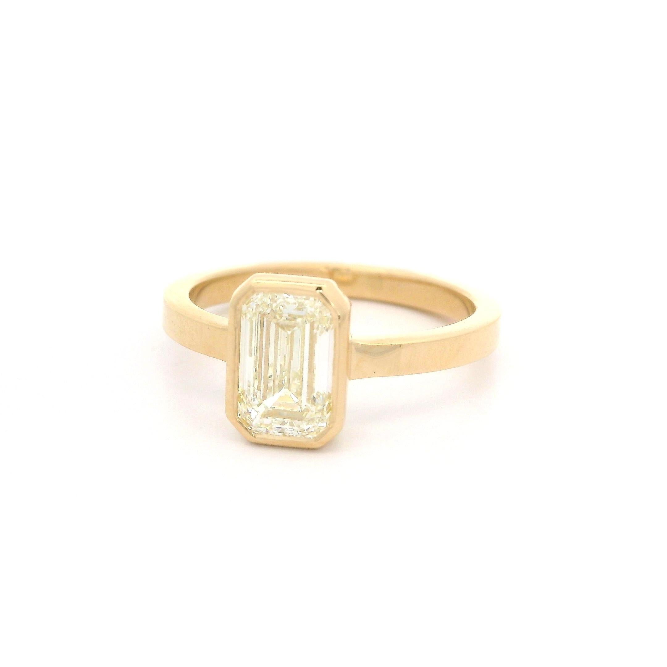 New 18k Yellow Gold GIA 1.50ct Bezel Long Emerald Cut Diamond Solitaire Ring For Sale 11