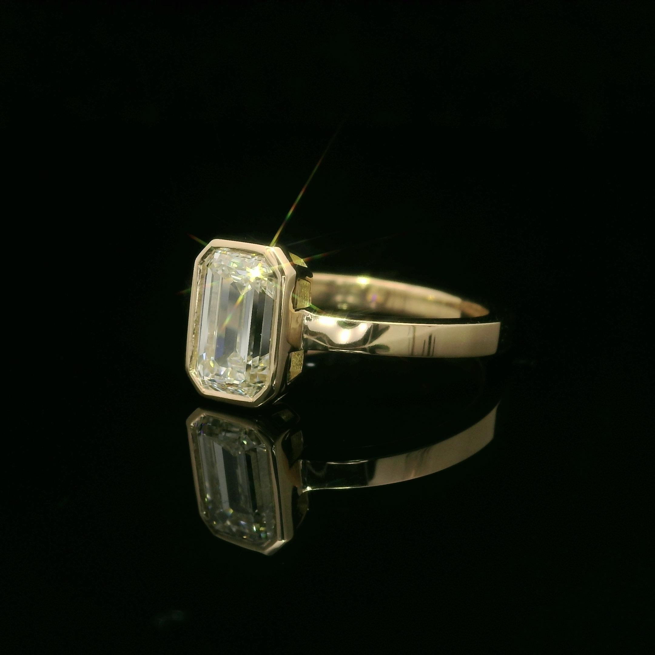 New 18k Yellow Gold GIA 1.50ct Bezel Long Emerald Cut Diamond Solitaire Ring For Sale 1