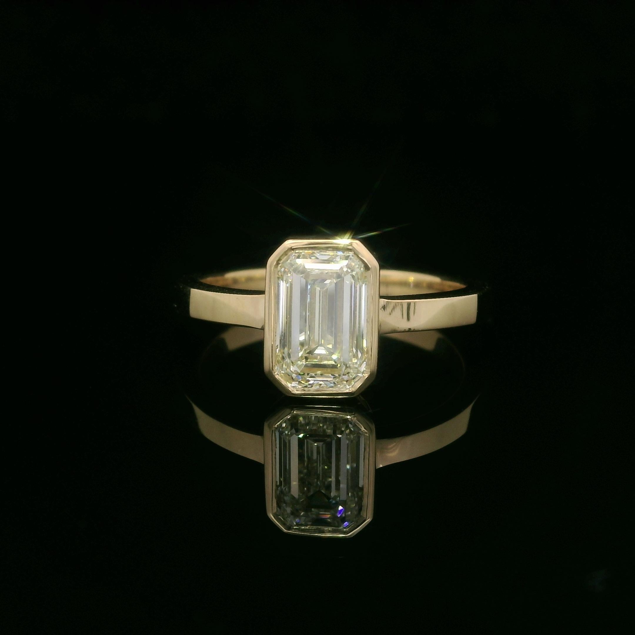 New 18k Yellow Gold GIA 1.50ct Bezel Long Emerald Cut Diamond Solitaire Ring For Sale 3