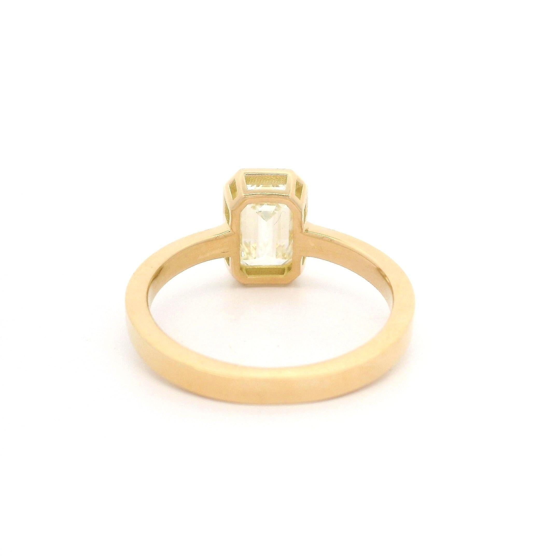 New 18k Yellow Gold GIA 1.50ct Bezel Long Emerald Cut Diamond Solitaire Ring For Sale 4