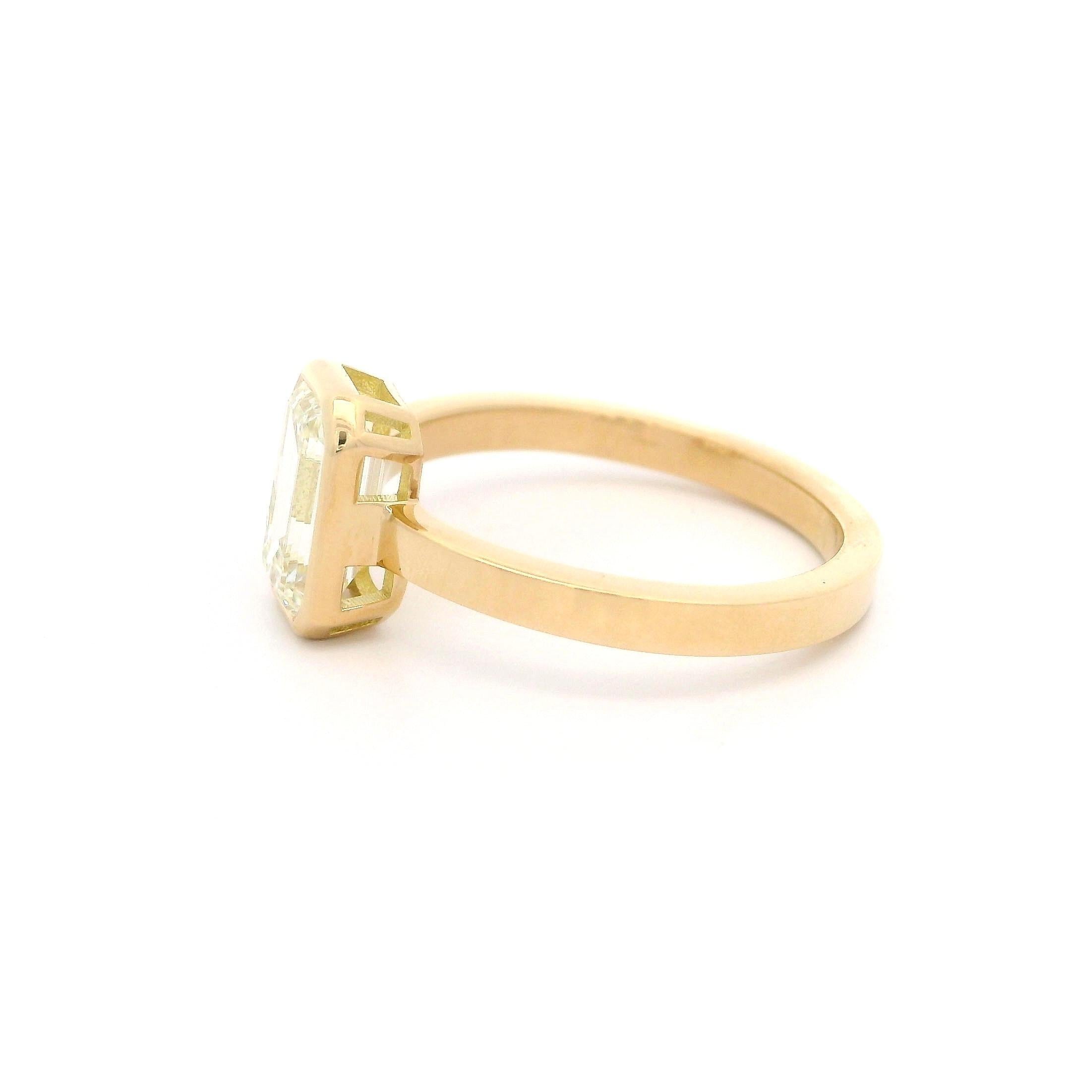 New 18k Yellow Gold GIA 1.50ct Bezel Long Emerald Cut Diamond Solitaire Ring For Sale 5