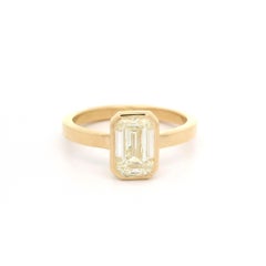 Neu 18 Karat Gelbgold GIA 1,50 Karat Lünette Langer Solitär-Ring mit Diamant im Smaragdschliff