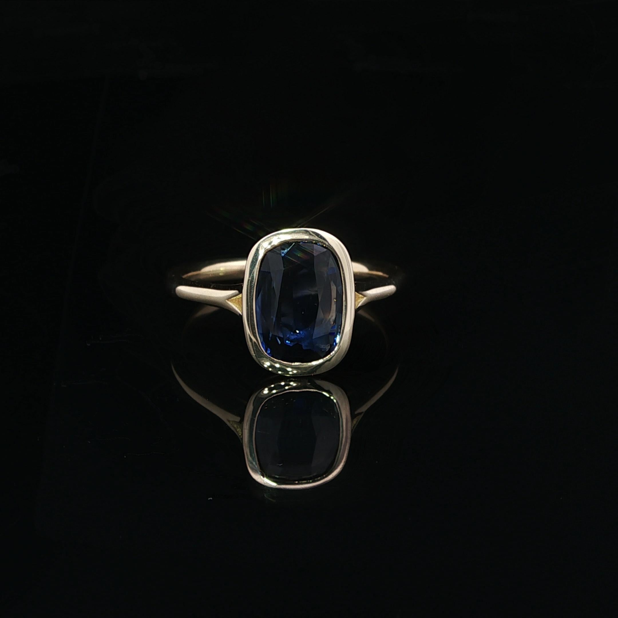 Neu 18k Gelbgold GIA 2,16ct Long Cushion Cut Lünette Saphir Solitär Ring im Angebot 6