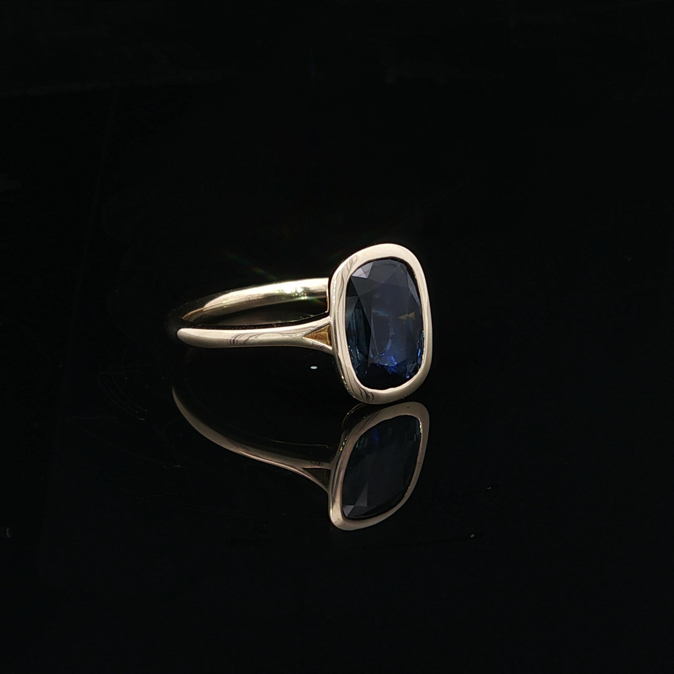 Neu 18k Gelbgold GIA 2,16ct Long Cushion Cut Lünette Saphir Solitär Ring im Zustand „Neu“ im Angebot in Montclair, NJ