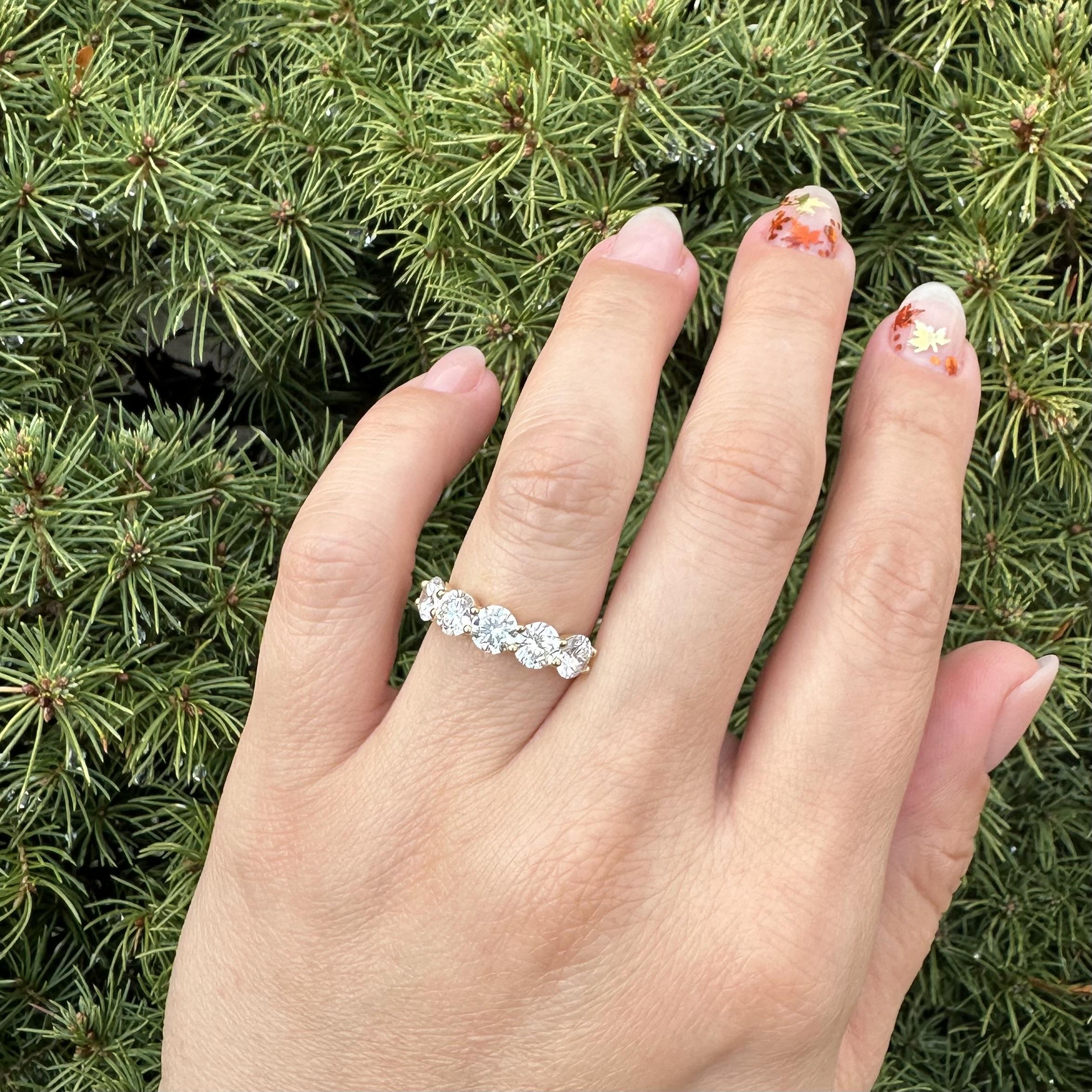 New 18k Yellow Gold GIA 2.50ctw Round D VS2 Diamond 5Stone Low Profile Band Ring (Bague à profil bas en or jaune 18k GIA 2.50ctw Round D VS2 Diamond 5Stone Low Profile Ring (Bague à profil bas en or jaune 18k GIA 2.50ctw Round D VS2 Diamond 5Stone Low Profile Ring (Bague à profil bas en or jaune 18k GIA 2.50ctw Round D VS2 Diamond 5Stone) en vente 2