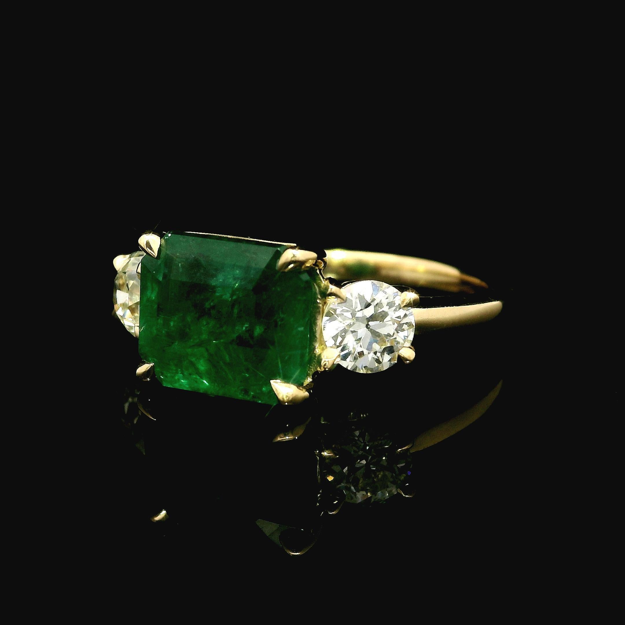New 18k Yellow Gold GIA 3.92ctw Emerald & Old European Diamond Sideways Ring en vente 5