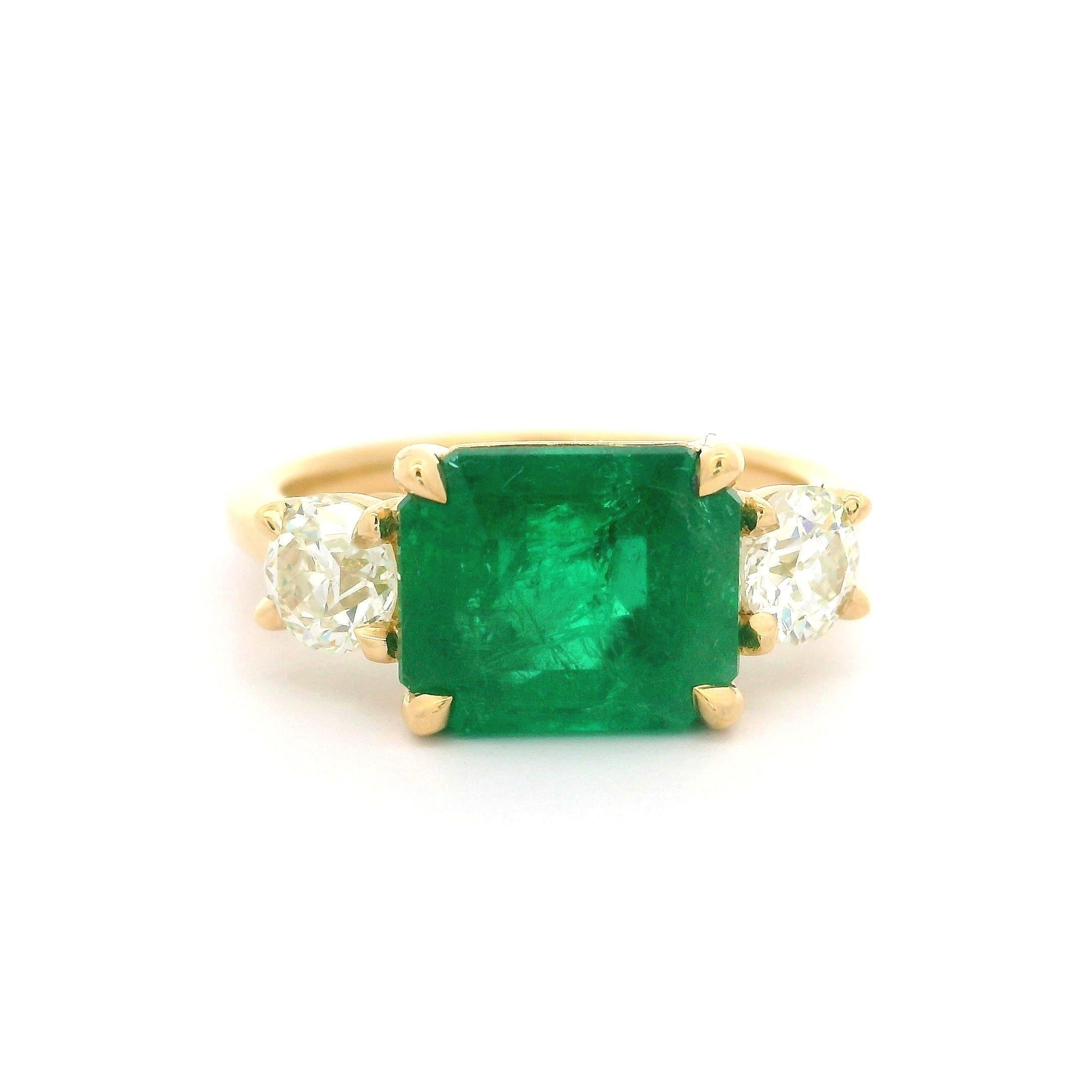 New 18k Yellow Gold GIA 3.92ctw Emerald & Old European Diamond Sideways Ring en vente 6