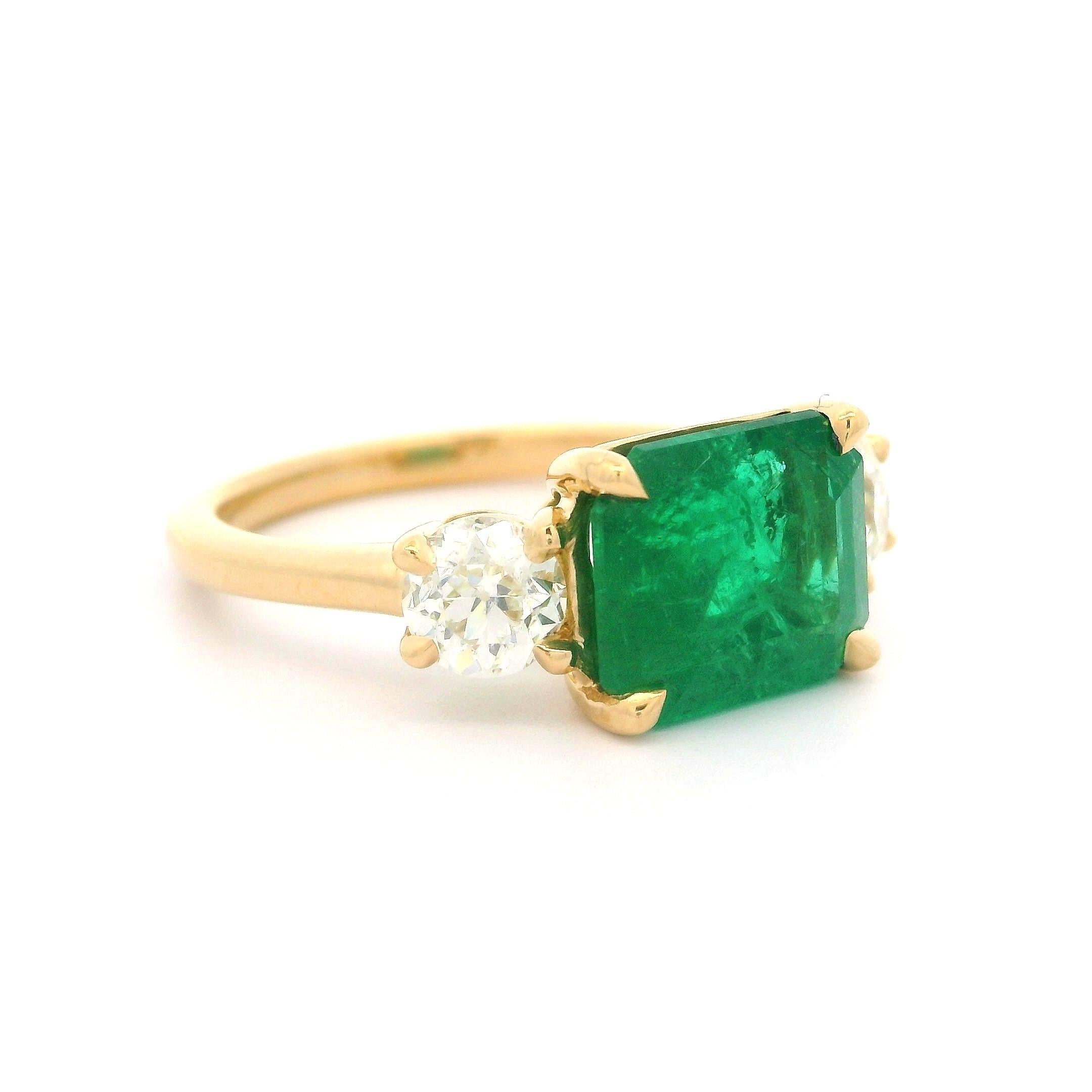 New 18k Yellow Gold GIA 3.92ctw Emerald & Old European Diamond Sideways Ring en vente 7