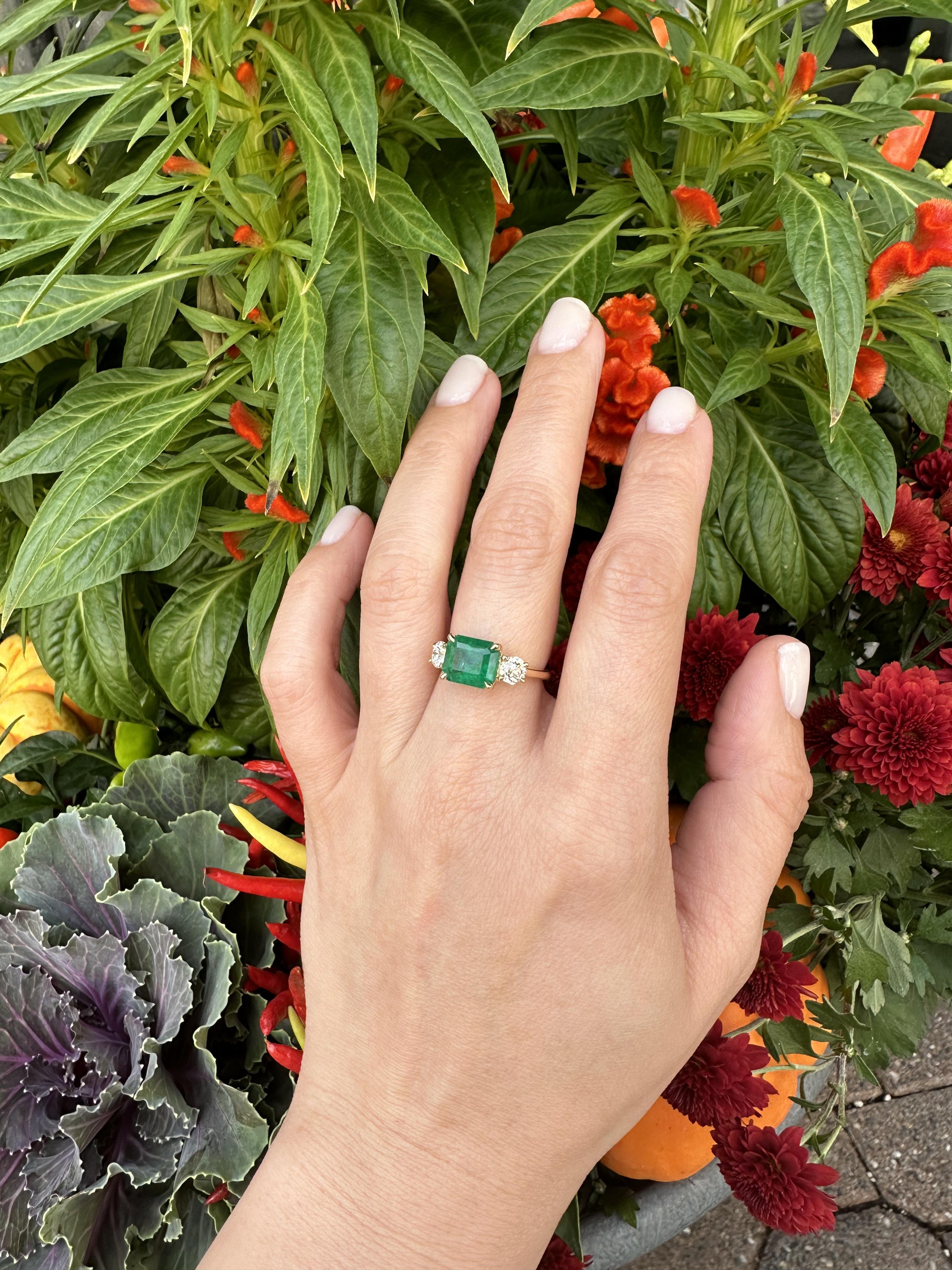 Taille octogone New 18k Yellow Gold GIA 3.92ctw Emerald & Old European Diamond Sideways Ring en vente