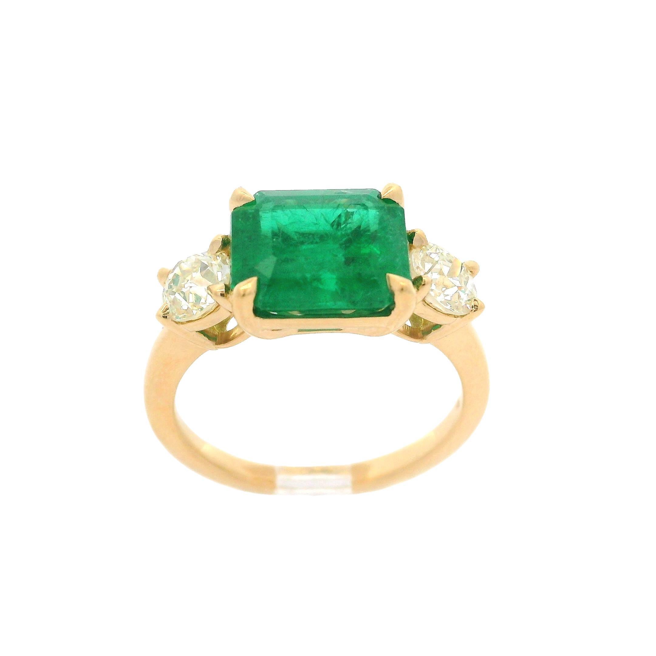 New 18k Yellow Gold GIA 3.92ctw Emerald & Old European Diamond Sideways Ring Neuf - En vente à Montclair, NJ