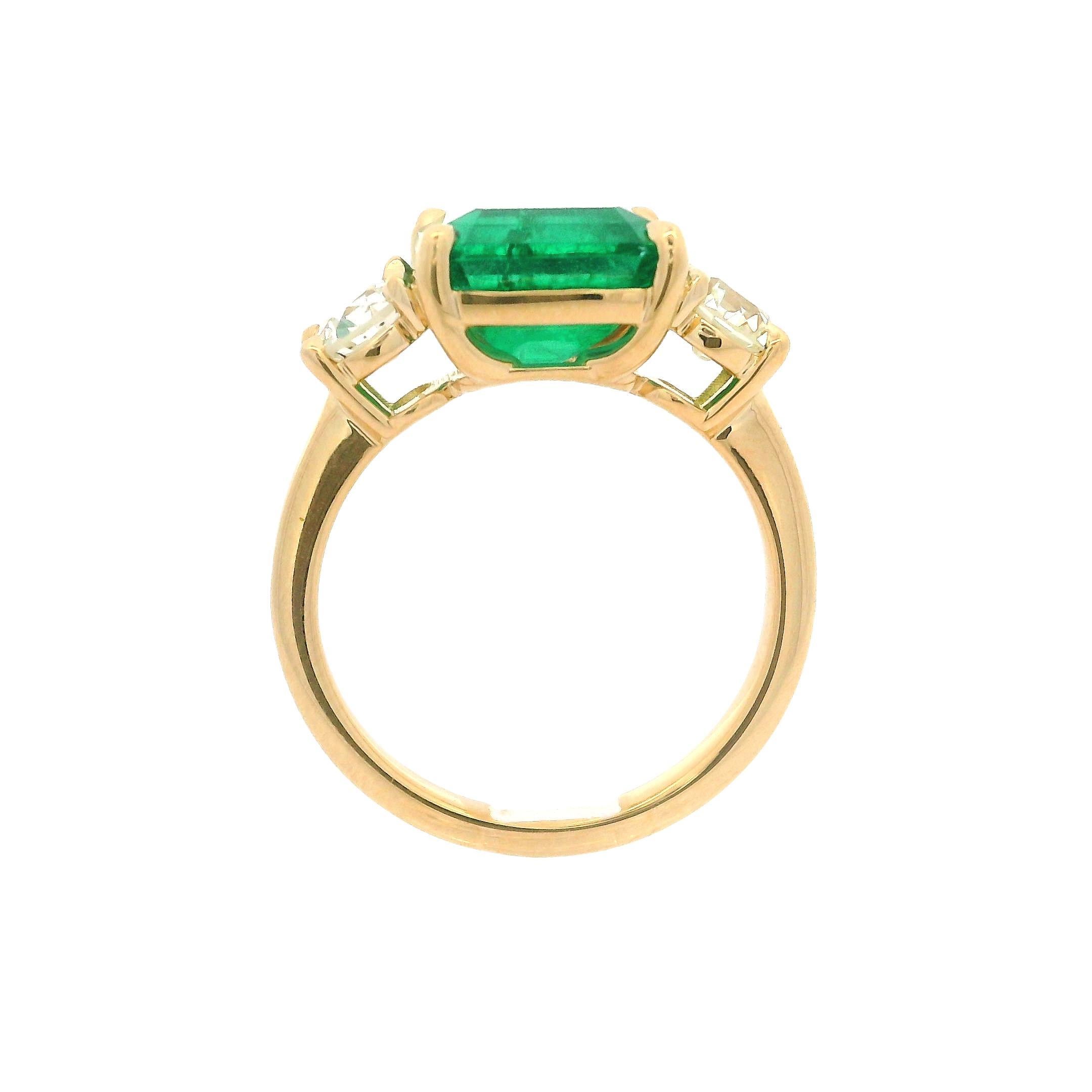 New 18k Yellow Gold GIA 3.92ctw Emerald & Old European Diamond Sideways Ring en vente 1