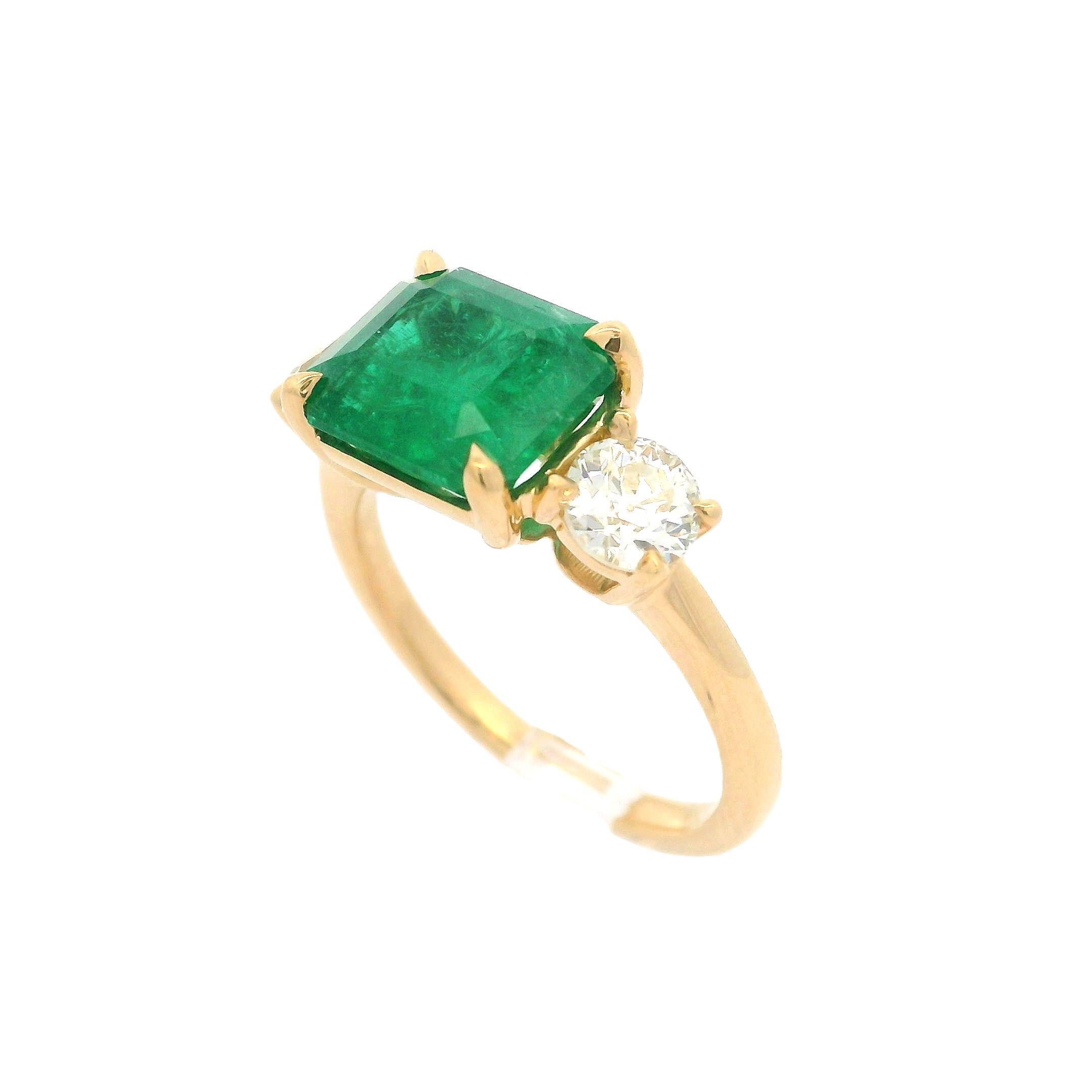 New 18k Yellow Gold GIA 3.92ctw Emerald & Old European Diamond Sideways Ring en vente 2