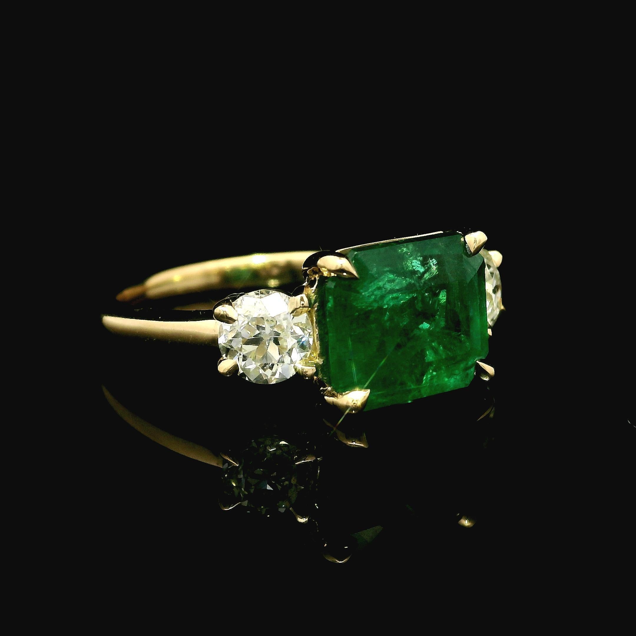 New 18k Yellow Gold GIA 3.92ctw Emerald & Old European Diamond Sideways Ring en vente 3