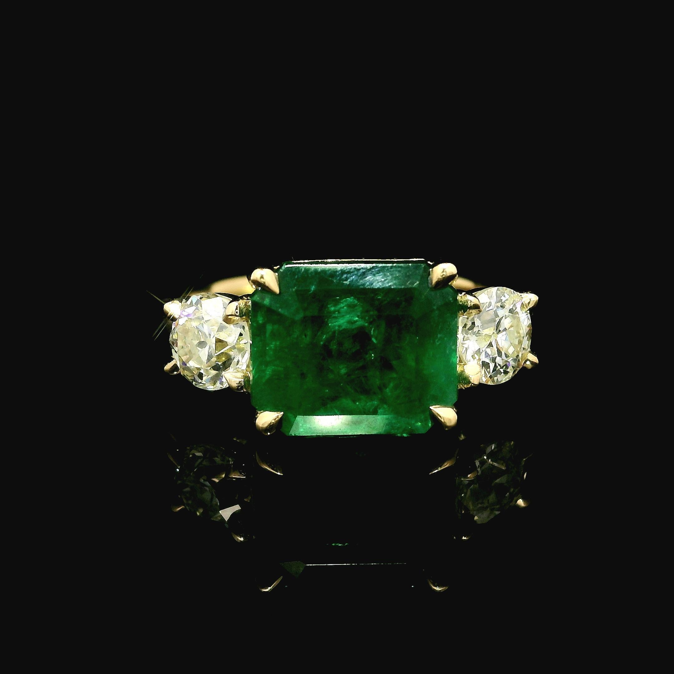 New 18k Yellow Gold GIA 3.92ctw Emerald & Old European Diamond Sideways Ring en vente 4