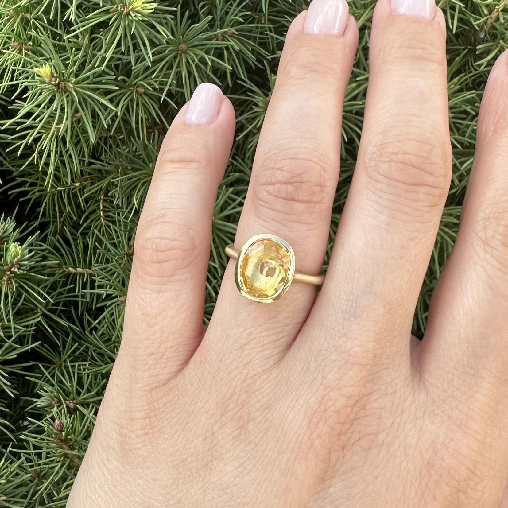 New 18k Yellow Gold GIA 4.09ct No Heat Yellow Sapphire Solitaire Brushed Ring in vendita 9